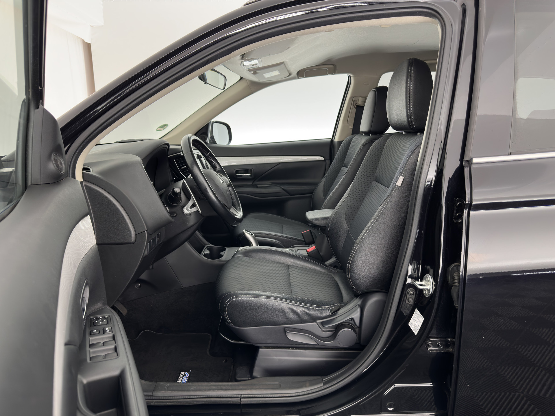 Mitsubishi Outlander 2.0 PHEV Business Edition X-Line (INCL-BTW) Aut. *LEATHER-FABRIC | NAVI-FULLMAP | KEYLESS | CAMERA | COMFORT-SEATS | ECC | CRUISE | PRIVACY-GLASS | SHIFT-PADDLES |  TOWBAR | 18''ALU*