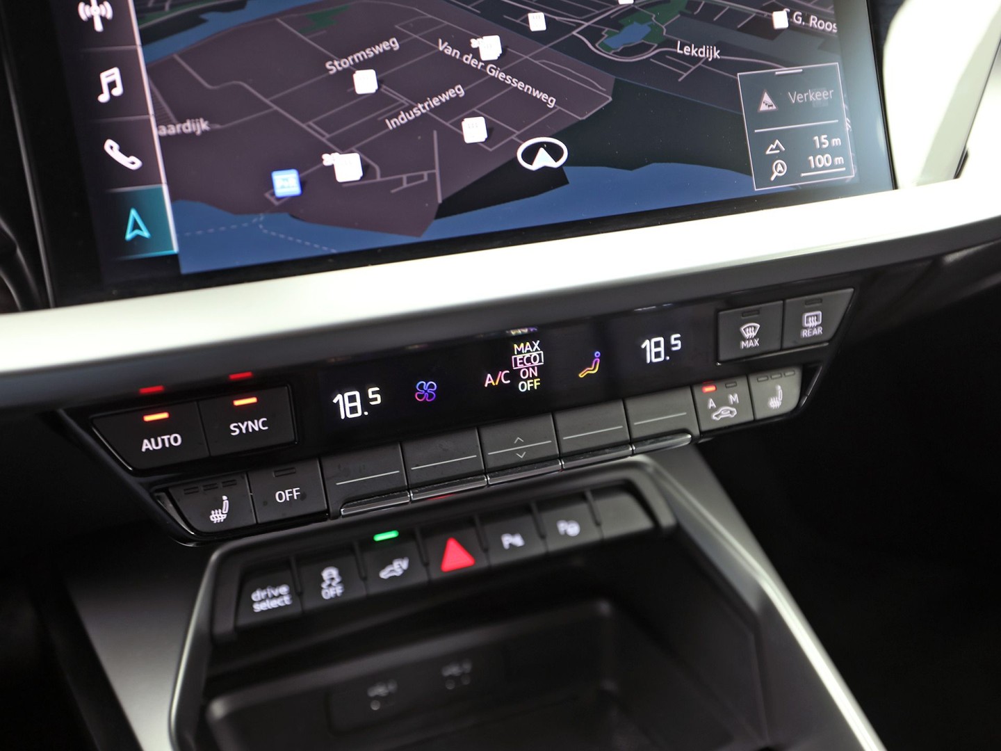 Audi A3 Sportback 40 TFSI e Sport 204Pk Automaat (APPLE CARPLAY, GROOT NAVI, LEDER, STOELVERWARMING, SPORTSTOELEN, ADAPTIVE CRUISE, GETINT GLAS, NIEUWSTAAT)
