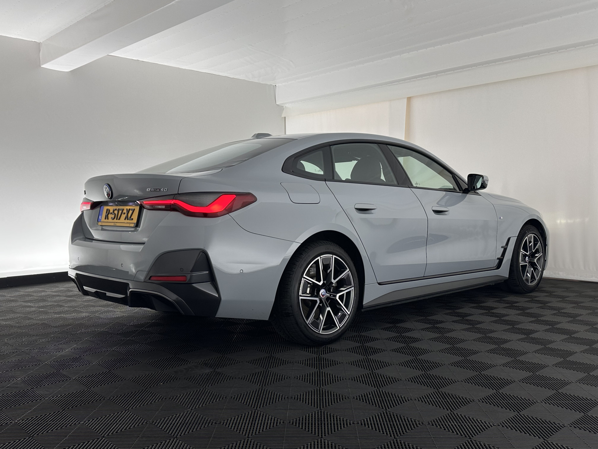 BMW i4 eDrive40 84 kWh M-Sport *M50 JAHRE* [ 3-Fase-11 kW ] {SOH-96%} (INCL-BTW) *LEATHER-ALCANTARA | FULL-LED | ADAPTIVE-CRUISE | HEATED-SPORTSEATS | CAMERA | DAB | DIGI-COCKPIT | NAVI-FULLMAP | AMBIENT-LIGHT | ECC | PDC | CARPLAY | KEYLESS | SHIFTPADDLE