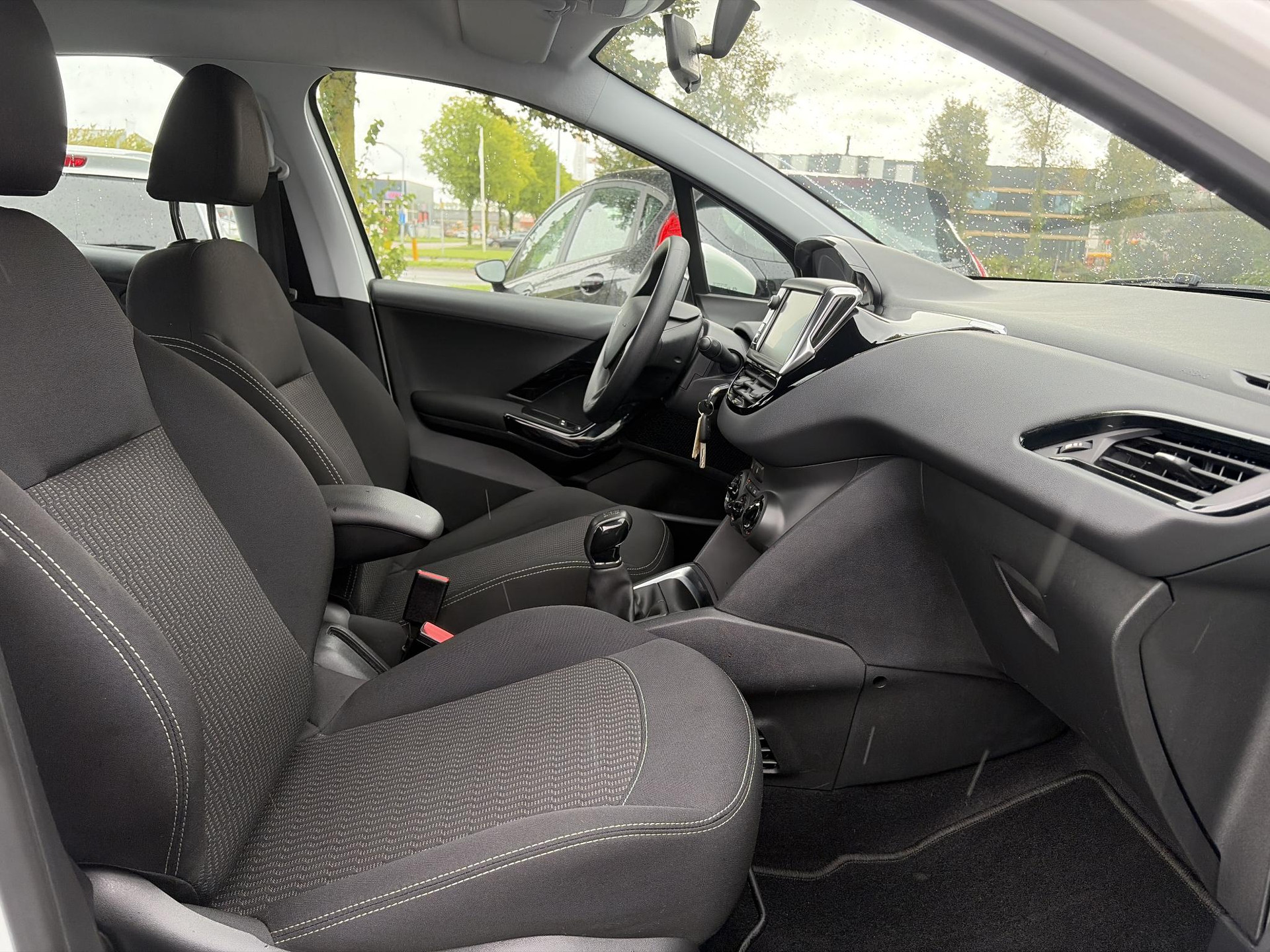 Peugeot 208 1.2 PureTech Blue Lion ✓D-riem vv 2024✓Dealer Onderhouden✓Carplay✓Navi✓Trekhaak✓2e Eigenaar✓Recent beurt gehad✓Airco✓Cruise✓Pdc✓5 Deurs✓Weinig Km✓N.A.P✓Apk tot 08-2027