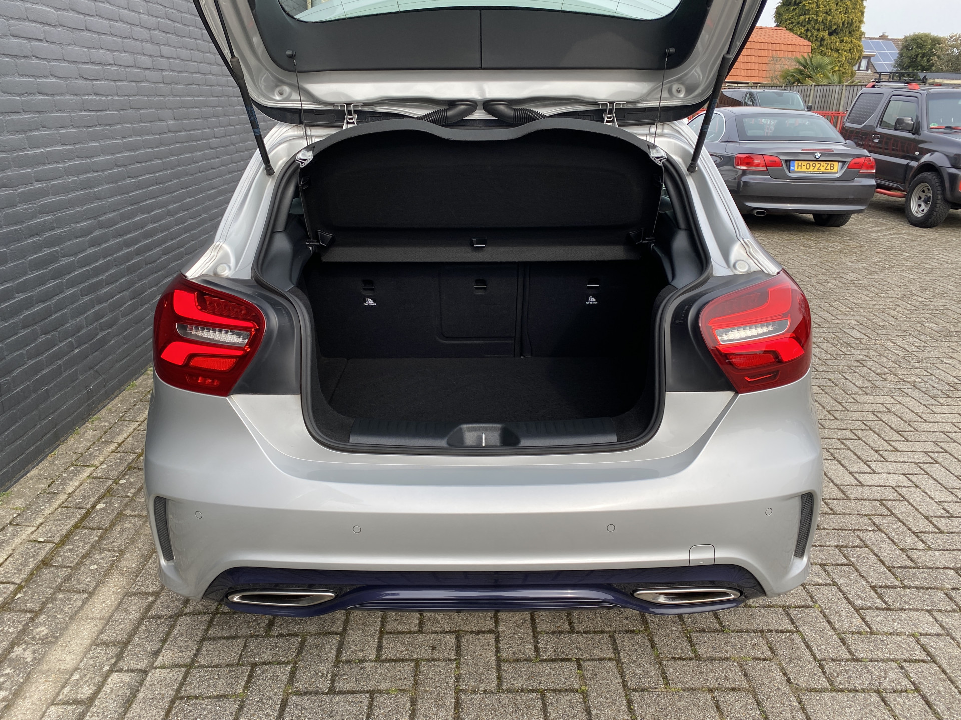 Mercedes-Benz A-klasse 180 Business Solution AMG Edition AUT. | leder/alcantara | 18 inch AMG velgen | navigatie | sportstoelen | sfeerverl.