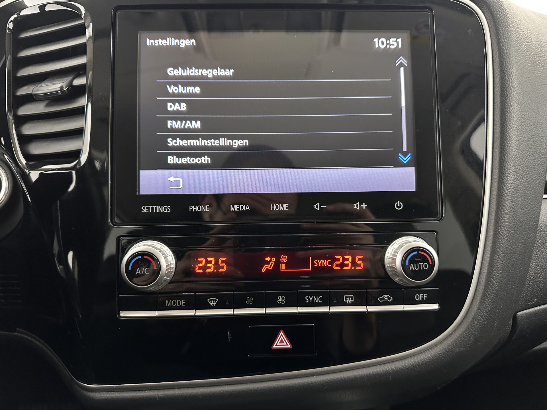 Mitsubishi Outlander 2.4 PHEV Intense AWD (Plug-in) (INCL-BTW) *LEATHER-ALCANTARA | FULL-LED | KEYLESS | BLINDSPOT | CAMERA | HEATED-COMFORTSEATS | ECC | SHIFTPADDLES | PDC | CRUISE | PRIVACYGLASS | DAB | TOWBAR | CARPLAY | 18''ALU*