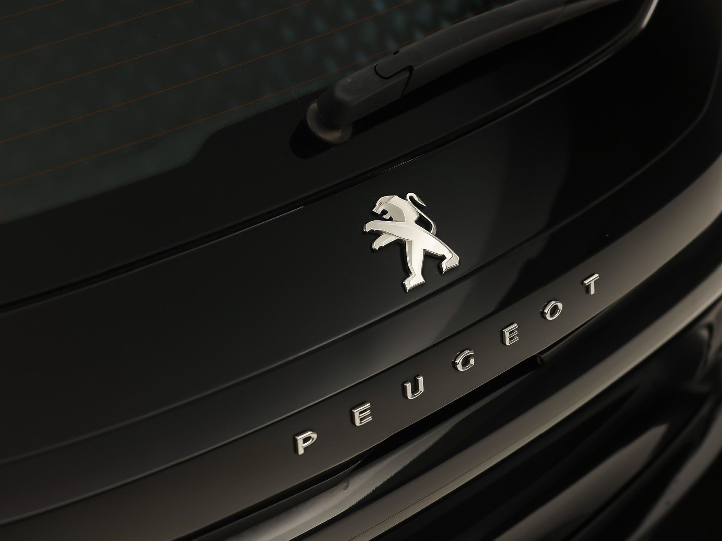 Peugeot 208 1.2 PureTech Sport Automaat (APPLE CARPLAY, KEYLESS, PARKEERSENSOREN, SPORTSTOELEN, CRUISE, LANE ASSIST, NIEUWE APK, NIEUWSTAAT)