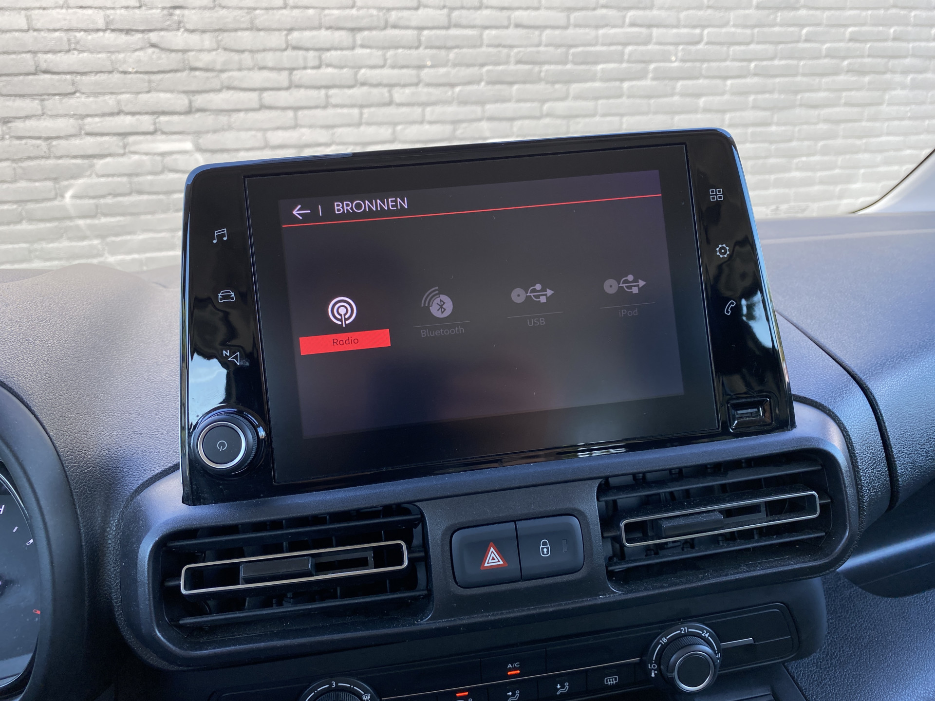 Citroën Berlingo 1.2 PureTech Feel | dealer onderh. | navigatie | cruise control | airco | parkeersensoren | all season banden