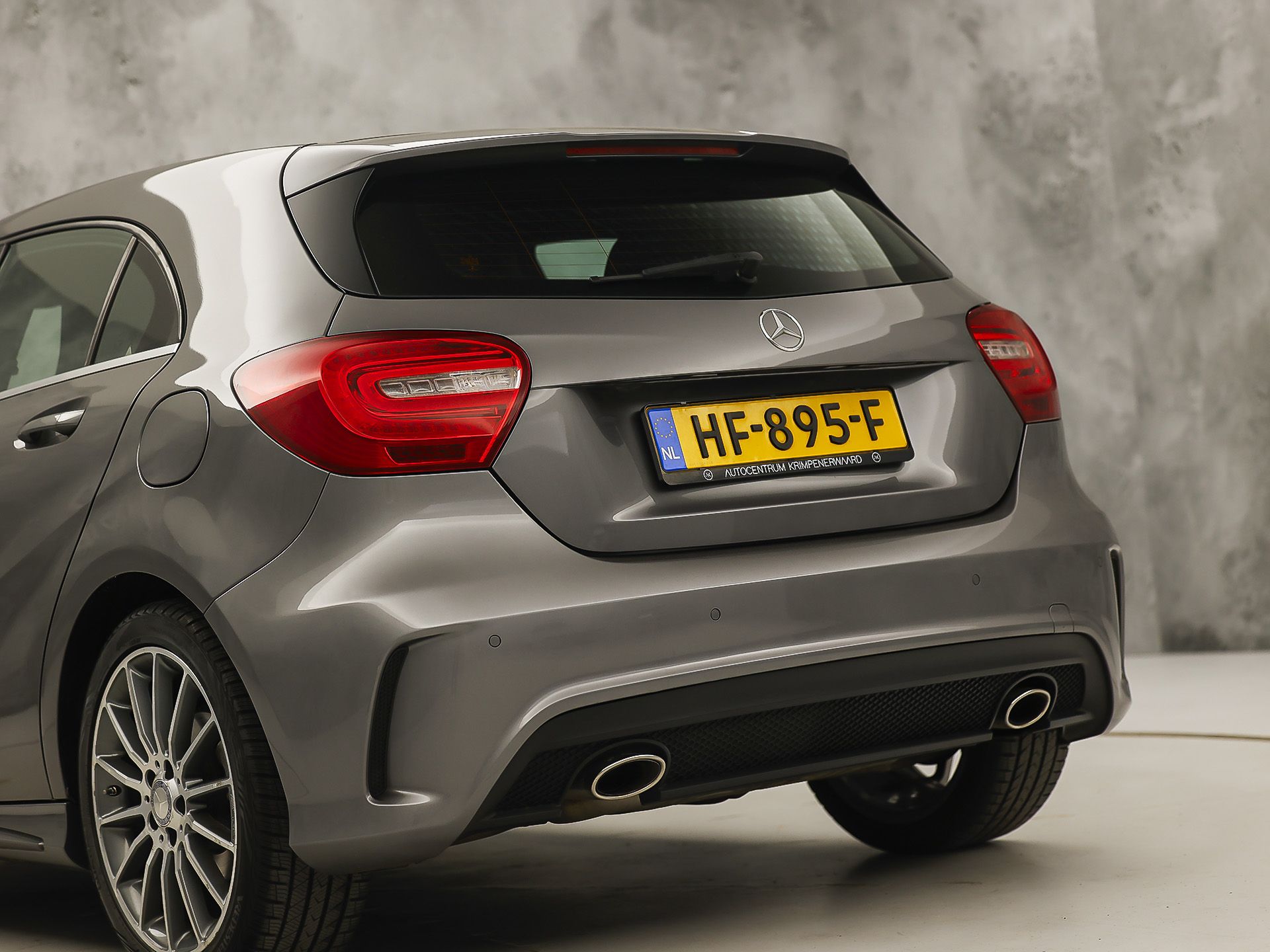 Mercedes-Benz A-Klasse 180 AMG Sport (NAVIGATIE, LEDER/ALCANTARA, DIAMOND GRILL, SPORTSTOELEN, XENON, CRUISE, NIEUWE APK, NIEUWSSTAAT)