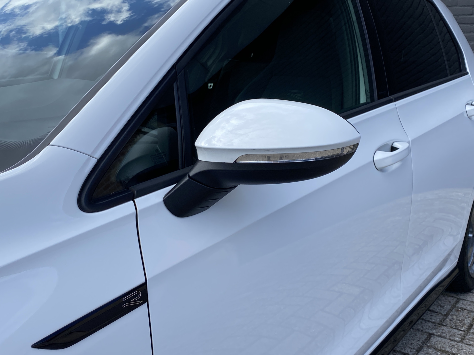 Volkswagen Golf 1.5 eTSI R-Line AUT. | dealer onderh. | panoramadak | stoel-/stuurverw. | keyless | trekhaak | carplay