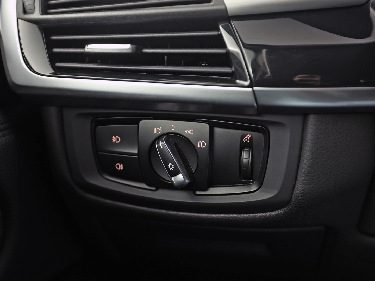 BMW X5 xDrive40e iPerformance High Executive 313Pk Automaat (GROOT NAVI, HEAD-UP DISPLAY, COMFORTSTOELEN MET GEHEUGEN, SFEERVERLICHTING, CAMERA, STOELVERWARMING, GETINT GLAS, NIEUWSTAAT)
