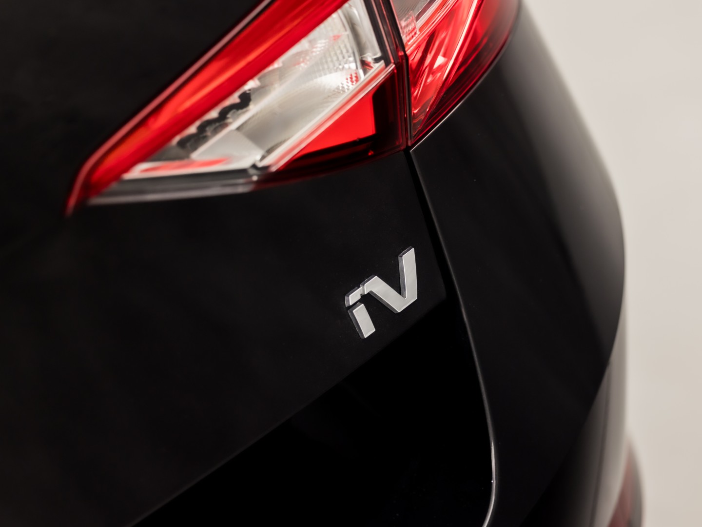 Škoda Superb Combi 1.4 TSI iV Sport 218Pk Automaat (VIRTUAL COCKPIT, APPLE CARPLAY, GROOT NAVI, MEMORY SEAT, LEDER/ALCANTARA, CAMERA, STOELVERWARMING, ADAPTIVE CRUISE, ELEK ACHTERKLEP, NIEUWSTAAT)
