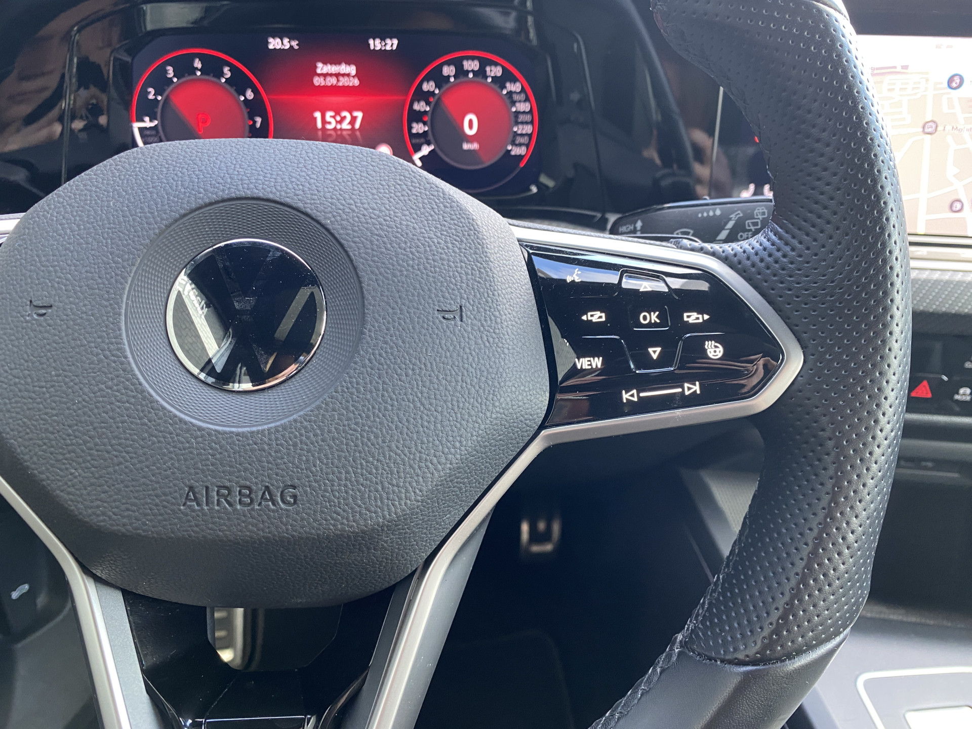 Volkswagen Golf 1.5 eTSI R-Line AUT. | dealer onderh. | panoramadak | stoel-/stuurverw. | keyless | trekhaak | carplay