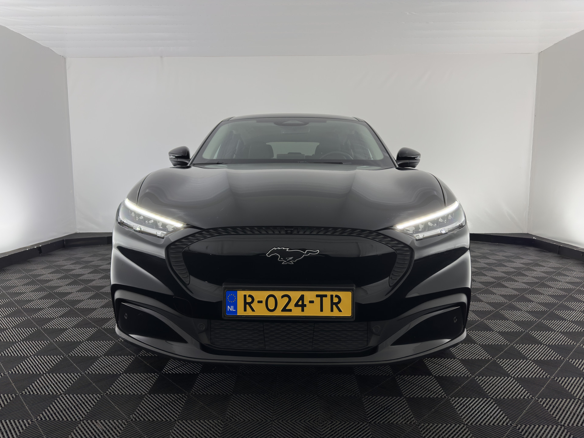Ford Mustang Mach-E RWD 75 kWh (3-Fase) (INCL-BTW) Aut. *LEATHER | FULL-LED | DAB | DIGI-COCKPIT | KEYLESS | NAVI-FULLMAP | CARPLAY | HEATED-COMFORTSEATS | TOPVIEW | ADAPTIVE-CRUISE | PRIVACY-GLASS | 18'' ALU*