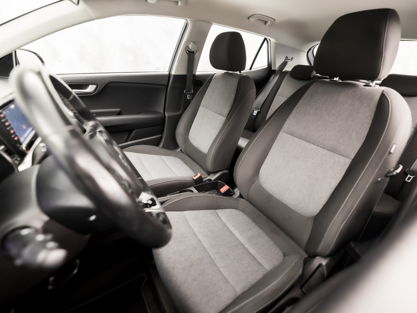 Kia Stonic 1.2 Navigator Sport (APPLE CARPLAY, NAVIGATIE, CAMERA, LM VELGEN, SPORTSTOELEN, PARKEERSENSOREN, ELEK RAMEN, NIEUWSTAAT)