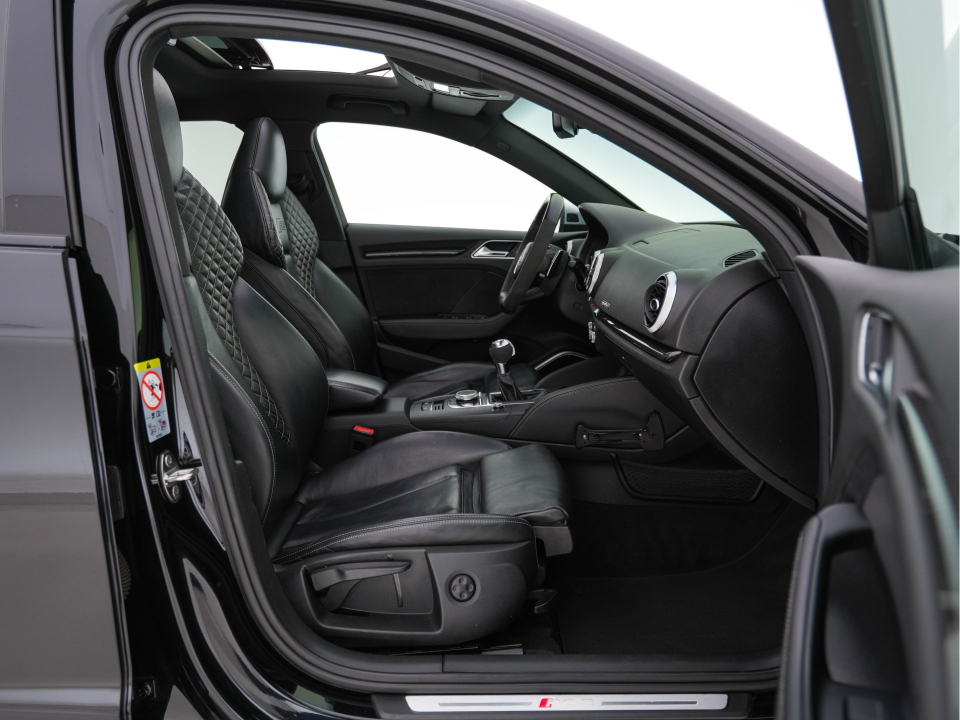 Audi RS3 2.5 TFSI quattro Aut. *RS-SEATS | PANO | NAPPA-FULL-LEATHER | DIGI-COCKPIT | BANG&OLUFSEN | APPLE-CARPLAY | ADAPTIVE-CRUISE | BLIND-SPOT | CAMERA | KEYLESS | NAVI-FULLMAP | DAB+ | MAGNETIC-RIDE | 19''ALU*