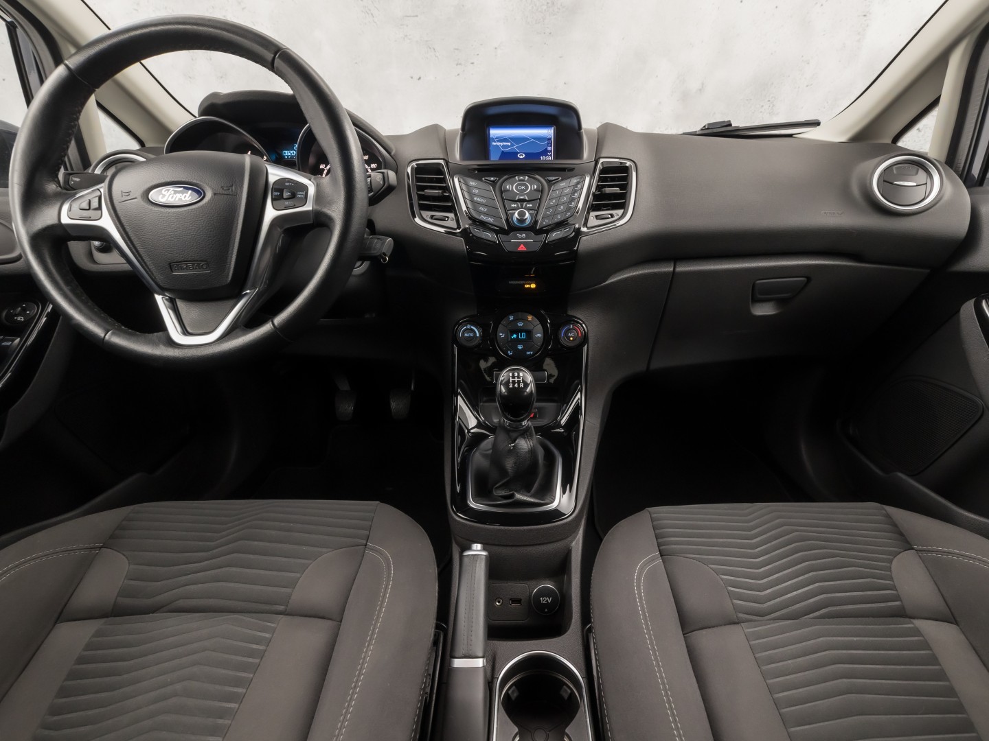Ford Fiesta 1.0 EcoBoost Titanium Sport 101Pk (NAVIGATIE, 1e EIGENAAR, CLIMATE, STOELVERWARMING, SPORTSTOELEN, GETINT GLAS, CRUISE, PARKEERSENSOREN, TREKHAAK, LM VELGEN, NIEUWSTAAT)
