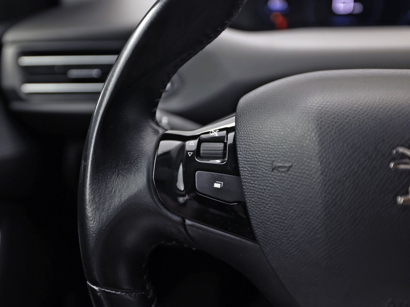 Peugeot 308 SW 1.2 PureTech Premium Sport (VIRTUAL COCKPIT, APPLE CARPLAY, GROOT NAVI, 360 CAMERA, SPORTSTOELEN, LEDER, TREKHAAK, GETINT GLAS, NIEUWSTAAT)
