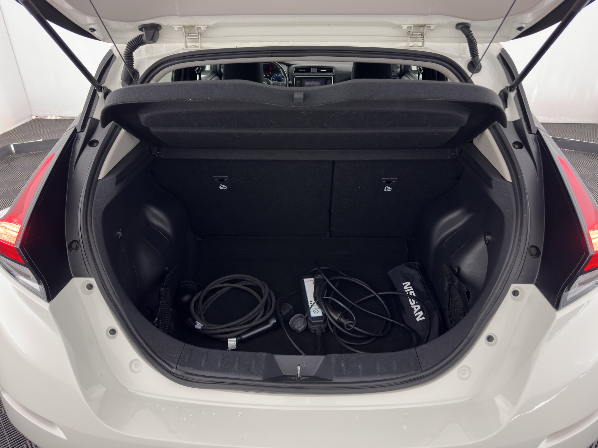 Nissan LEAF Acenta 40 kWh {SOH-90%} Aut. *ADAPTIVE-CRUISE | KEYLESS | NAVI-FULLMAP | BLIND-SPOT | DAB+ | COMFORTSEATS | DIGI-COCKPIT | PRIVACY-GLASS | CAMERA |  17"ALU*