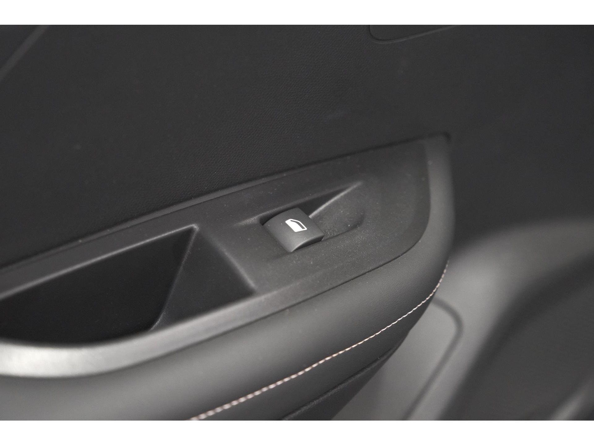 Peugeot 2008 PureTech 100 Allure | Apple Carplay | Parkeersensoren | Climate control