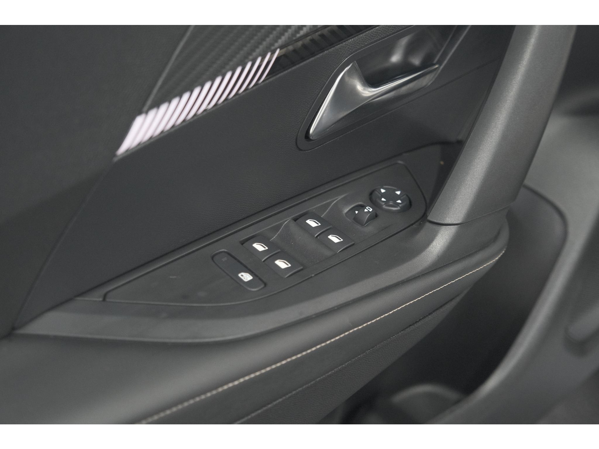 Peugeot 2008 Hybrid 136 e-DCS6 Allure | 360 Camera | Adaptieve Cruise Control | Dodehoekdetectie | Navigatie