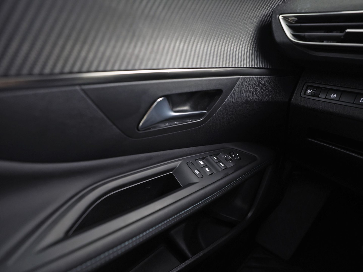 Peugeot 3008 1.6 HYbrid 225 Allure Sport 225Pk Automaat (APPLE CARPLAY, GROOT NAVI, KEYLESS, LEDER, 360 CAMERA, SPORTSTOELEN, ZWART HEMEL, GETINT GLAS, NIEUWSTAAT)