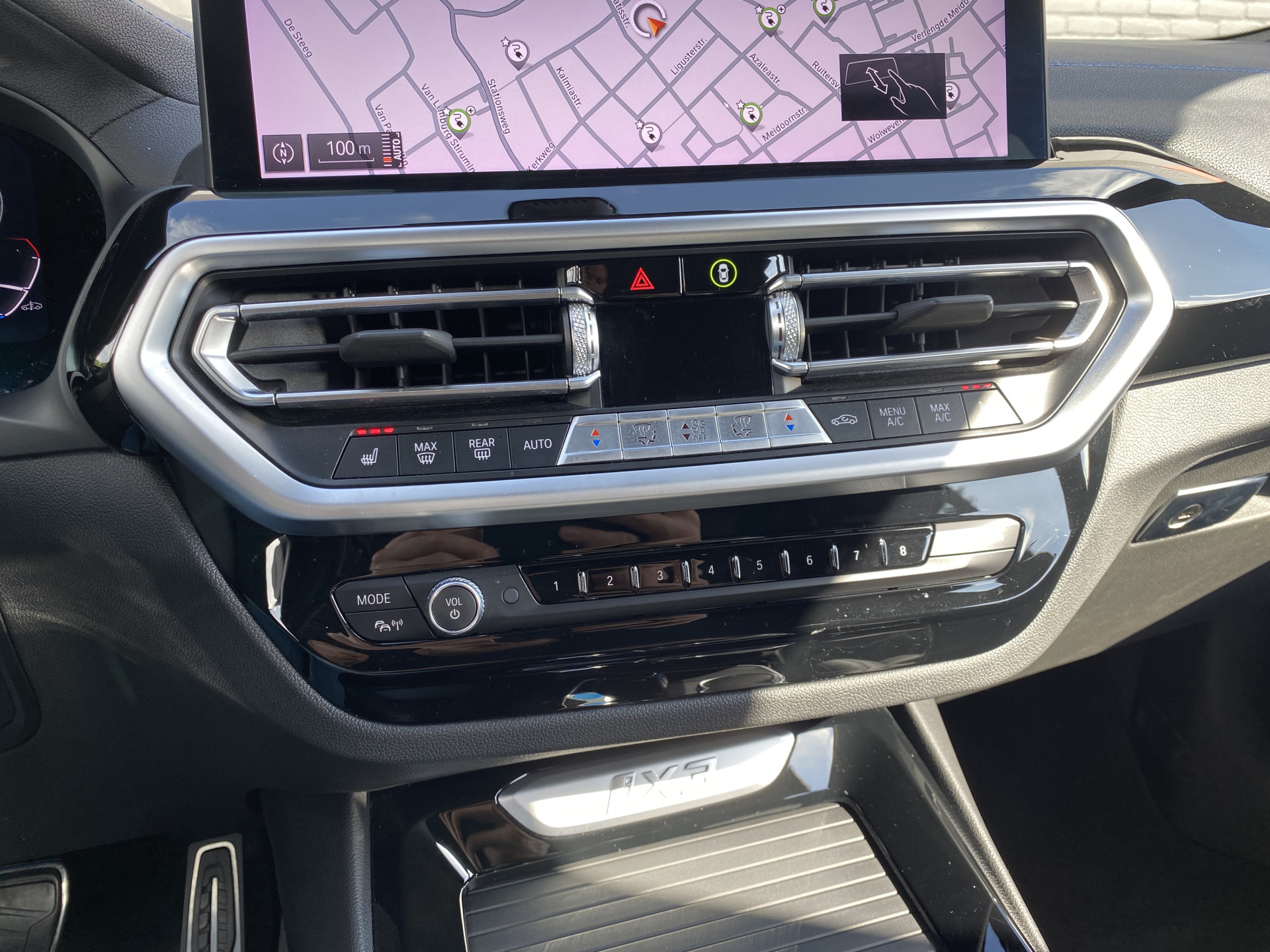 BMW iX3 M Sport High Executive 80 kWh | 1e eigenaar | dealer onderhouden | panoramadak | leder interieur | SOH accu 99.5%