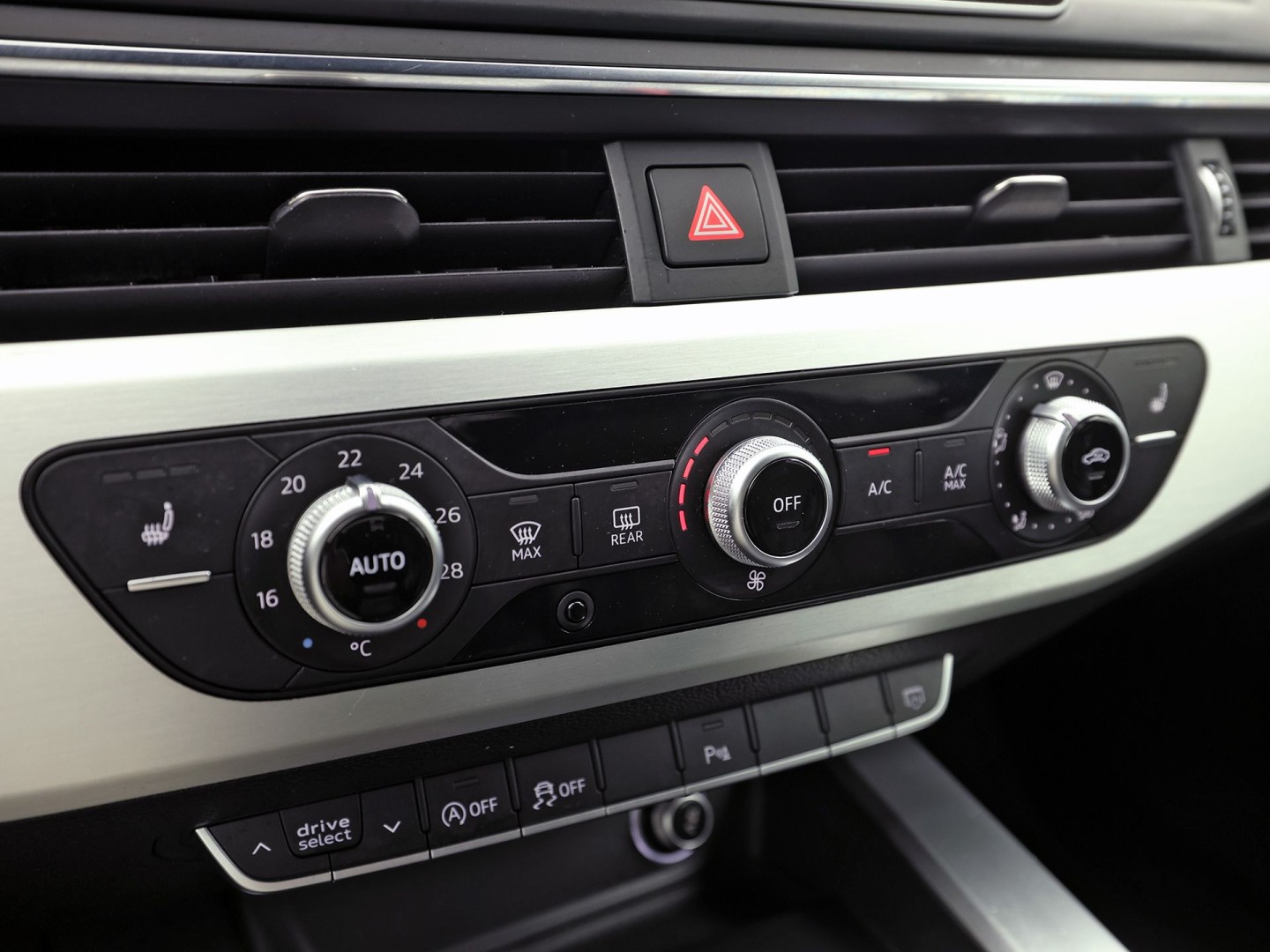 Audi A5 Sportback 2.0 TFSI S-Line Sport 190Pk Automaat (2X S-LINE, VIRTUAL COCKPIT, GROOT NAVI, PLAT SPORTSTUUR, LEDER, STOELVERWARMING, SPORTSTOELEN, GETINT GLAS, PARKEERSENSOREN, NIEUWSTAAT)
