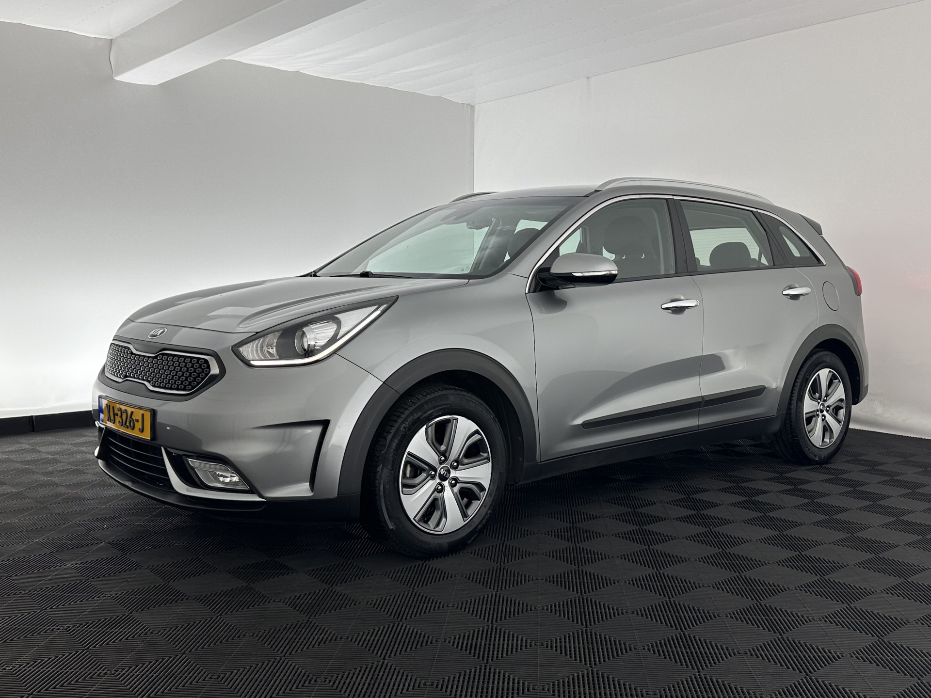 Kia Niro 1.6 GDi Hybrid ExecutiveLine (INCL.BTW) Aut. *LEATHER-FABRIC | NAVI-FULLMAP | KEYLESS | CAMERA | COMFORT-SEATS | DIGI-COCKPIT | LANE-ASSIST | ECC | CARPLAY | PDC | TOWBAR | 16''ALU*