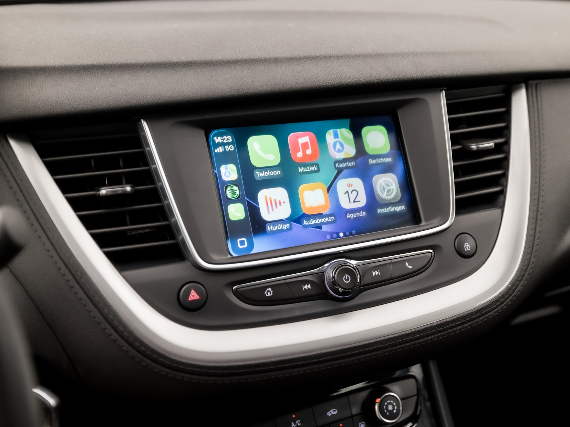 Opel Grandland X 1.2 Turbo Sport (APPLE CARPLAY, NAVIGATIE, GETINT GLAS, CRUISE, SPORTSTOELEN, ARMSTEUN, LM VELGEN, NIEUWE APK, NIEUWSTAAT)