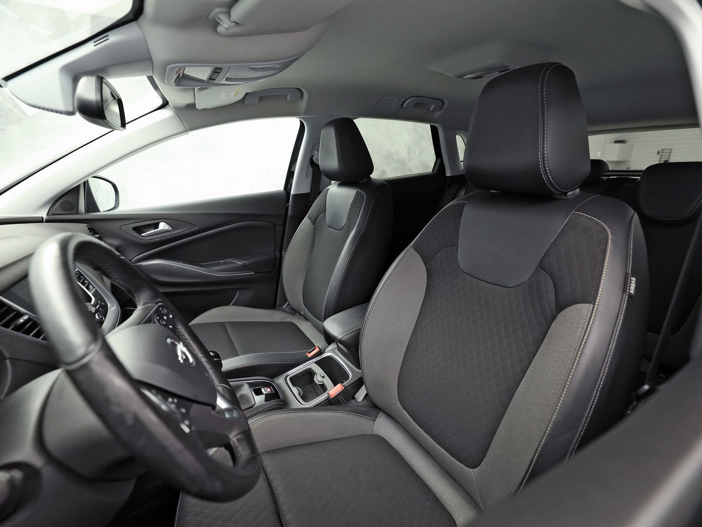 Opel Grandland X 1.2 Turbo Innovation (APPLE CARPLAY, GROOT NAVI, CLIMATE, STUUR/STOELVERWARMING, KEYLESS, CAMERA, SPORTSTOELEN, GETINT GLAS, ELEK ACHTERKLEP, NIEUWE APK, NIEUWSTAAT)