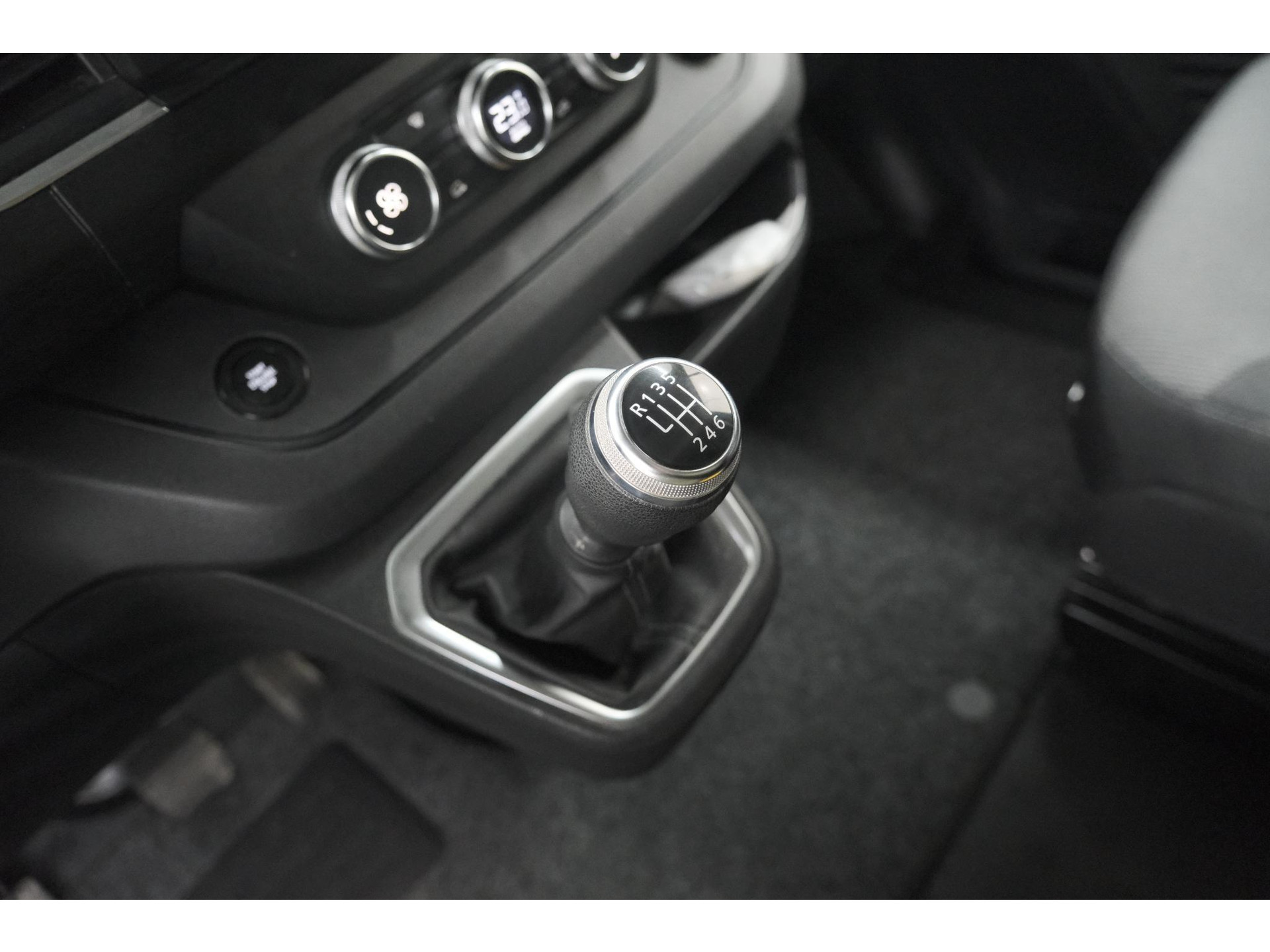 Renault Trafic 2.0 dCi 110 T30 L2H1 Work Edition | Trekhaak | Camera | Navigatie | Sidebars | Betimmering Laadruimte