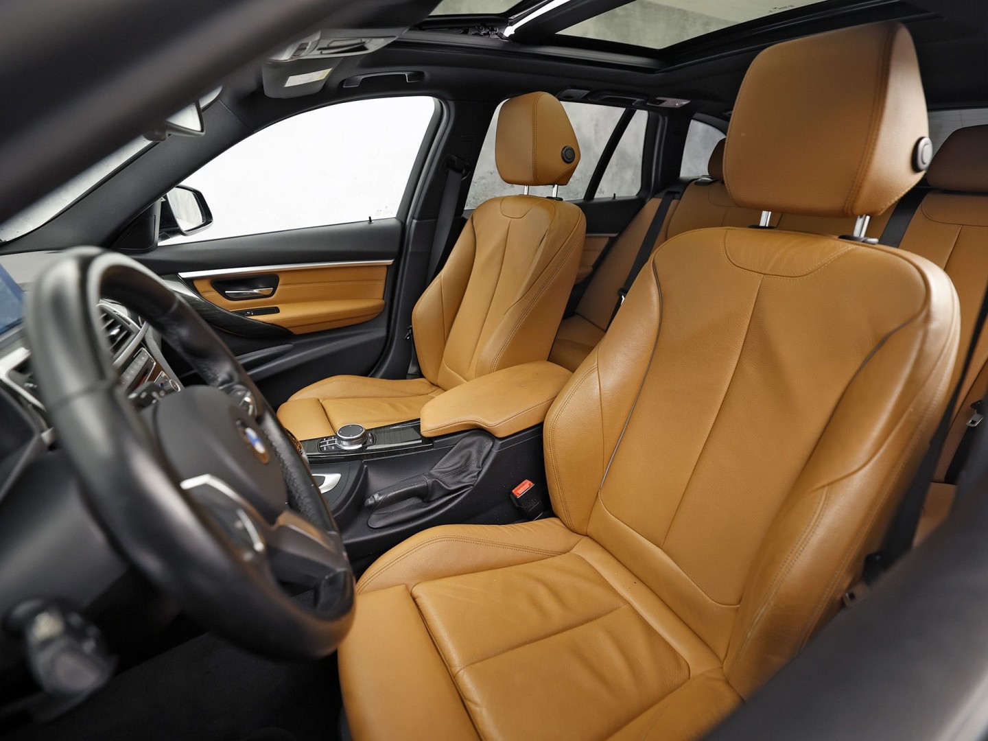 BMW 3 Serie 318i M Sport Automaat (PANORAMADAK, M PAKKET, GROOT NAVI, CAMERA, DEALER ONDERHOUDEN, COGNAC LEDER, SPORTSTOELEN, STOELVERWARMING, VIRTUAL COCKPIT, NIEUWSTAAT)