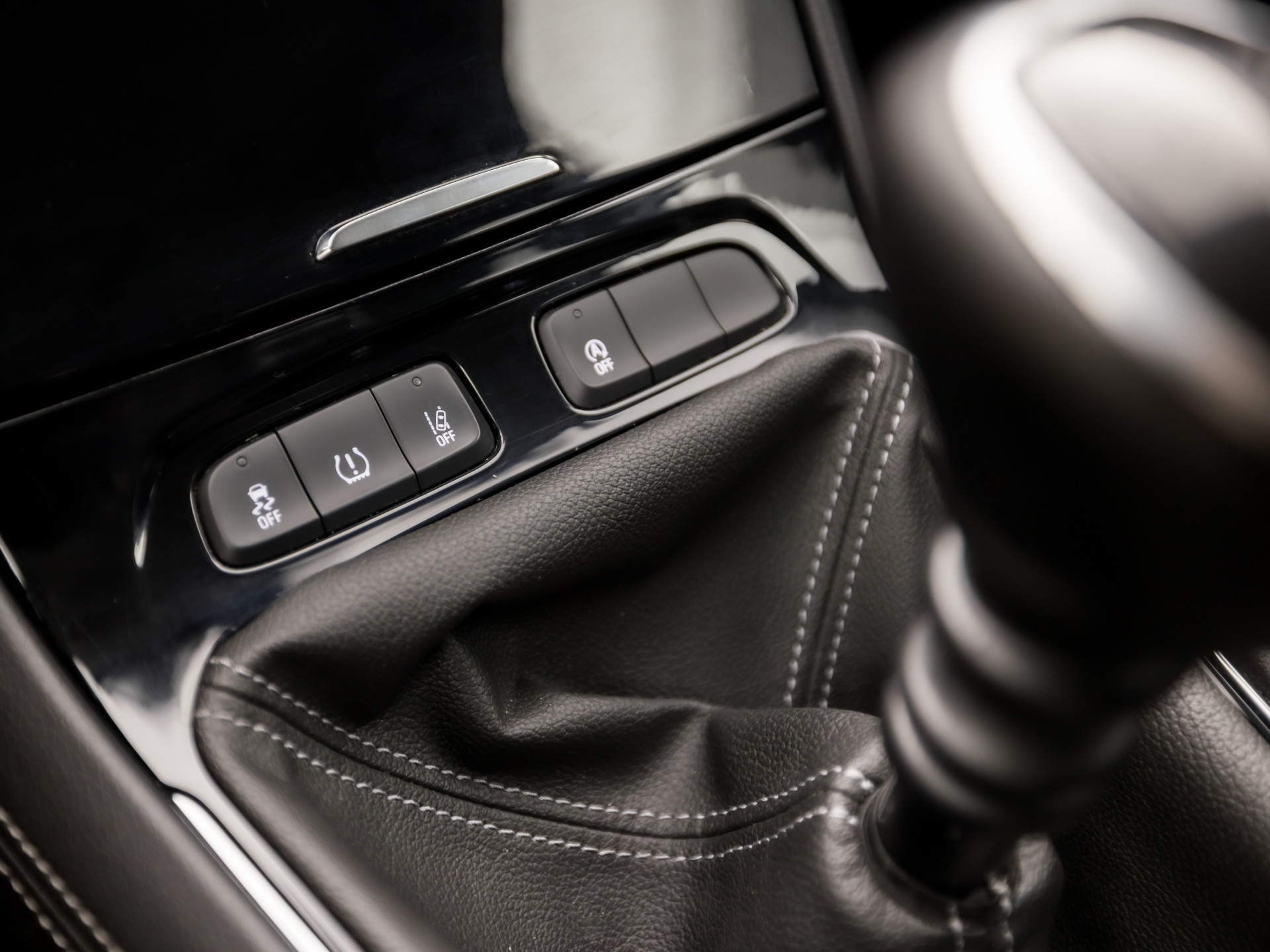 Opel Grandland X 1.2 Turbo Sport (APPLE CARPLAY, NAVIGATIE, GETINT GLAS, CRUISE, SPORTSTOELEN, ARMSTEUN, LM VELGEN, NIEUWE APK, NIEUWSTAAT)