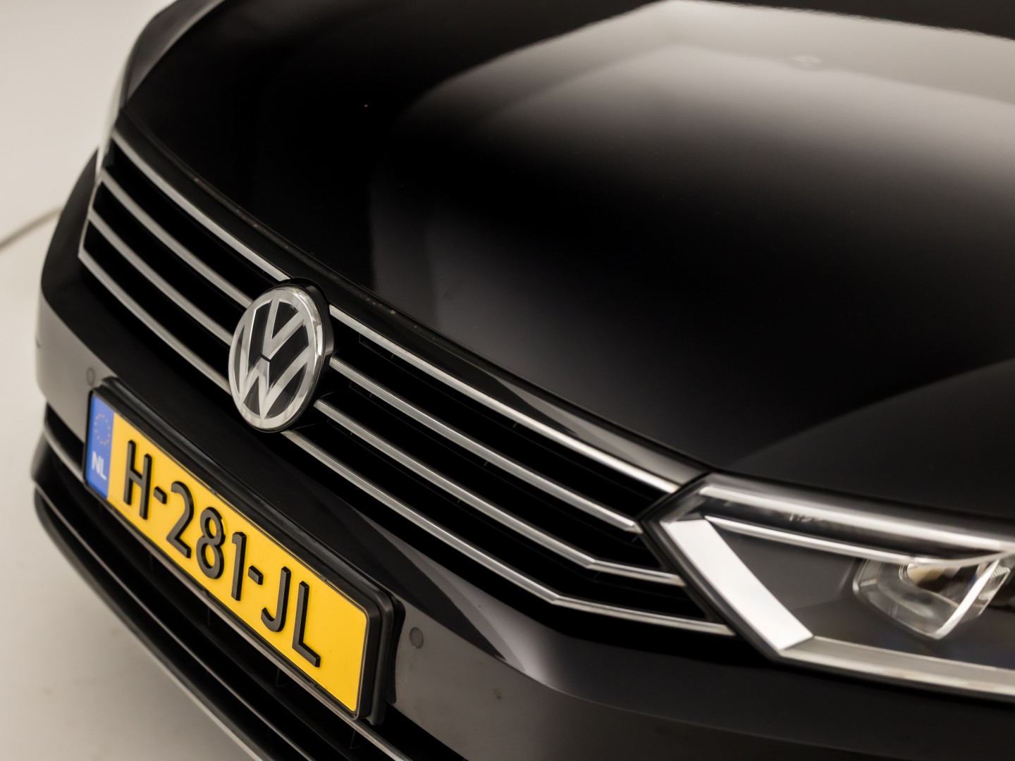 Volkswagen Passat Variant 1.4 TSI ACT Highline R 150Pk Automaat (VIRTUAL COCKPIT, APPLE CARPLAY, BLACK PACK, CAMERA, STOELVERWARMING, LEDER/ALCANTARA, GETINT GLAS, KEYLESS, ADAPTIVE CRUISE, NIEUWSTAAT)