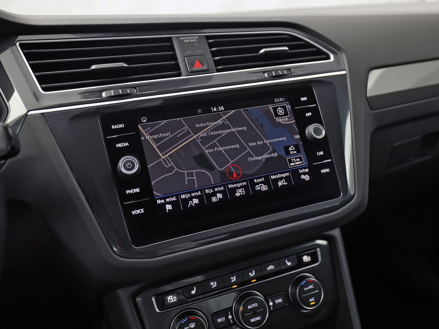 Volkswagen Tiguan 1.5 TSI ACT Highline 150Pk Automaat (VIRTUAL COCKPIT, APPLE CARPLAY, GROOT NAVI, CAMERA, STOELVERWARMING, SPORTSTOELEN, GETINT GLAS, ADAPTIVE CRUISE, NIEUWSTAAT)