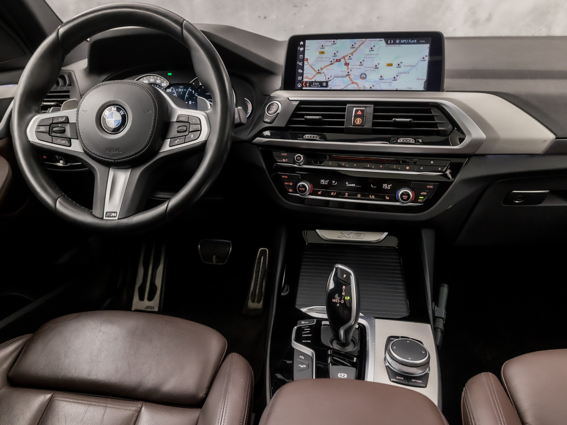 BMW X3 xDrive20i M Sport High Executive (PANORAMADAK, M PAKKET, GROOT NAVI, BRUIN LEDER, STOELVERWARMING, SPORTSTOELEN, CAMERA, ELEK ACHTERKLEP, SFEERVERLICHTING, NIEUWSTAAT)