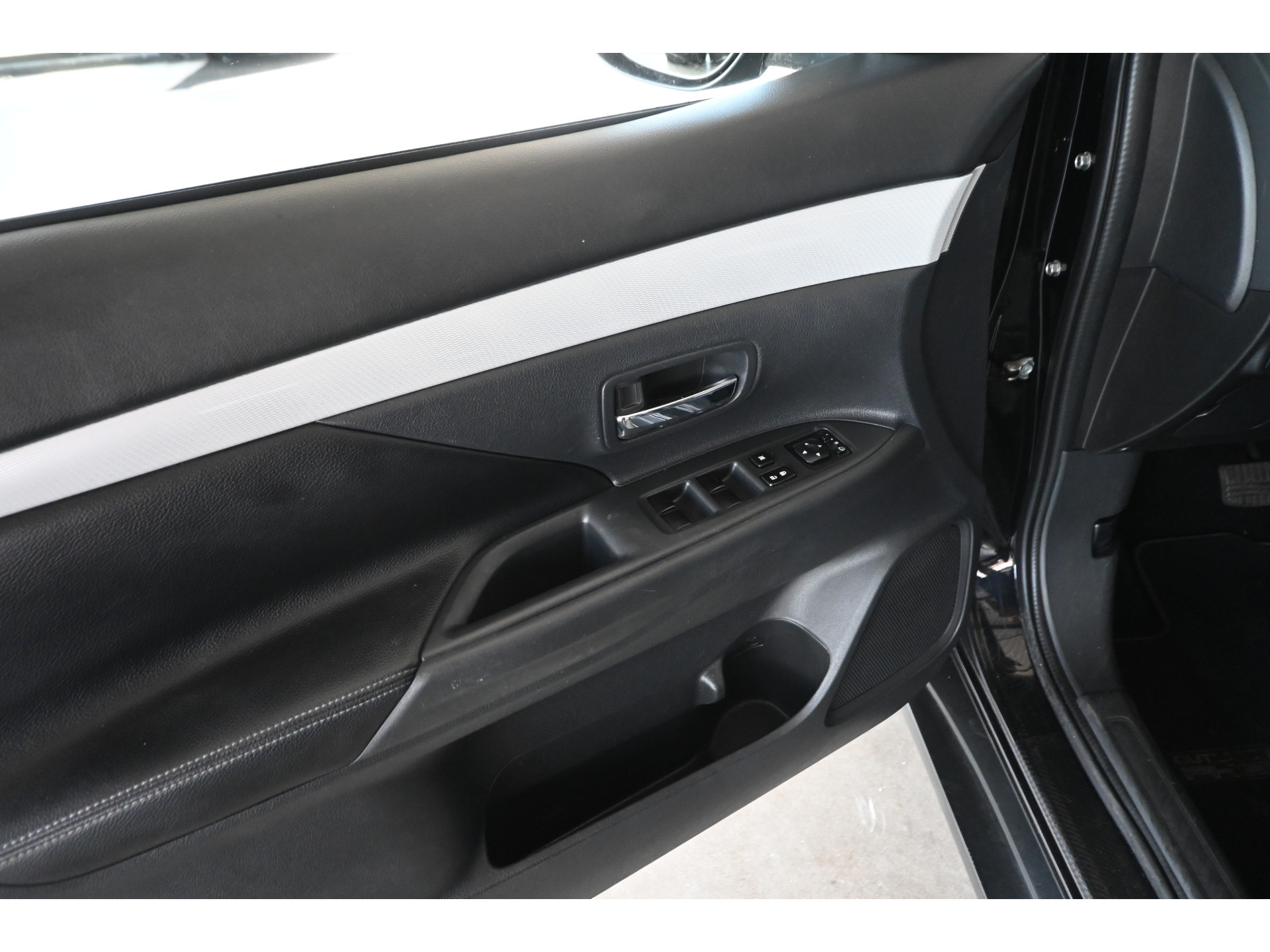 Mitsubishi Outlander 2.0 PHEV Automaat Limited Edition X-Line Navigatie Leder Trekhaak Schuifdak Rijklaarprijs! Inruil Mogelijk!