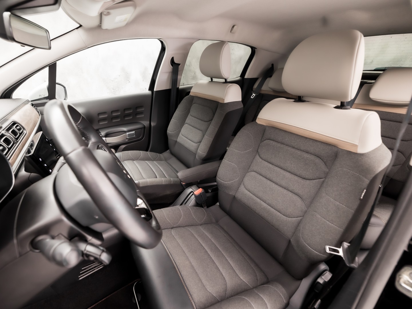 Citroën C3 1.2 PureTech Shine Sport Automaat (APPLE CARPLAY, GROOT NAVI, CAMERA, LEDER, STOELVERWARMING, SPORTSTOELEN, GETINT GLAS, CRUISE, NIEUWSTAAT)