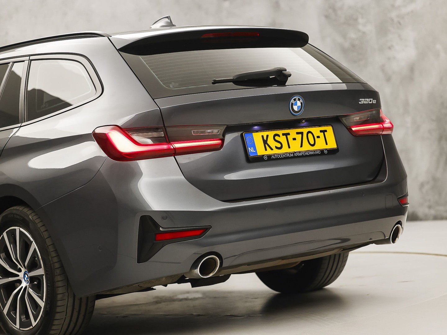 BMW 3-serie Touring 320e High Executive 204Pk Automaat (APPLE CARPLAY, M STUUR, GROOT NAVI, STOELVERWARMING, CAMERA, LEDER, SPORTSTOELEN, GETINT GLAS, ZWART HEMEL, NIEUWE APK, NIEUWSTAAT)