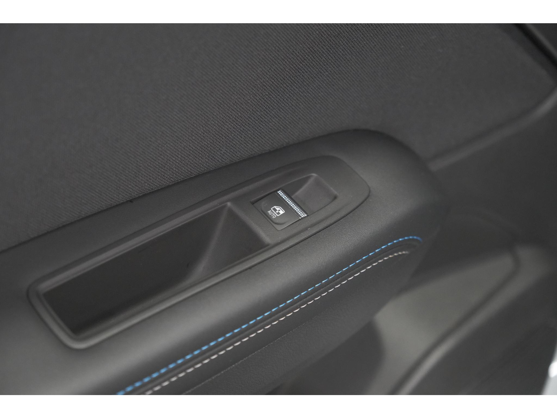 Renault Captur 1.8 E-Tech full hybrid 160 esprit Alpine | 360 Camera | Adaptieve Cruise Control | Dodehoekdetectie | Stuurwielverwarming