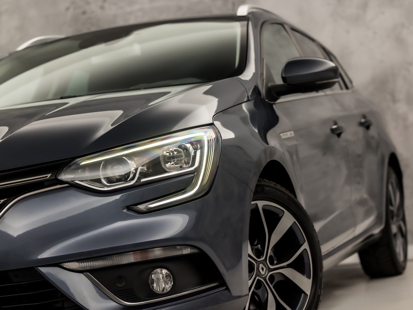 Renault Mégane Estate 1.2 TCe Bose Sport (APPLE CARPLAY, NAVIGATIE, LEDER, CAMERA, GETINT GLAS, SPORTSTOELEN, PARKEERSENSOREN, CRUISE, NIEUWSTAAT)