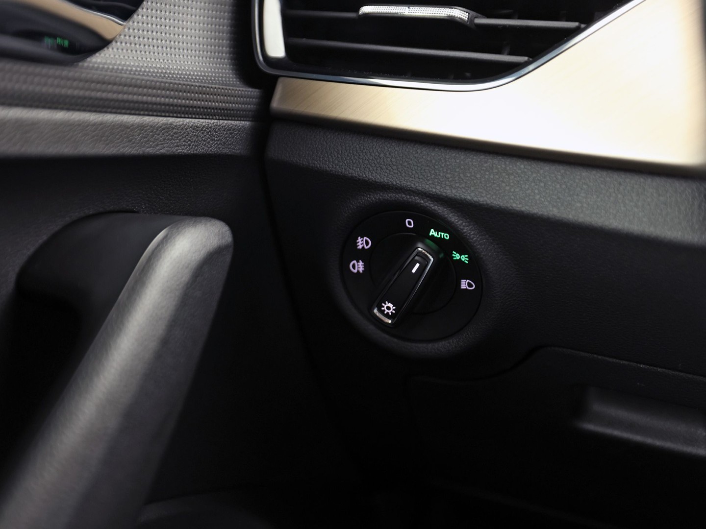 Škoda Scala 1.0 TSI Sport Automaat (VIRTUAL COCKPIT, APPLE CARPLAY, GROOT NAVI, CLIMATE, STOELVERWARMING, SPORTSTOELEN, PARKEERSENSOREN, LED KOPLAMPEN, NIEUWSTAAT)