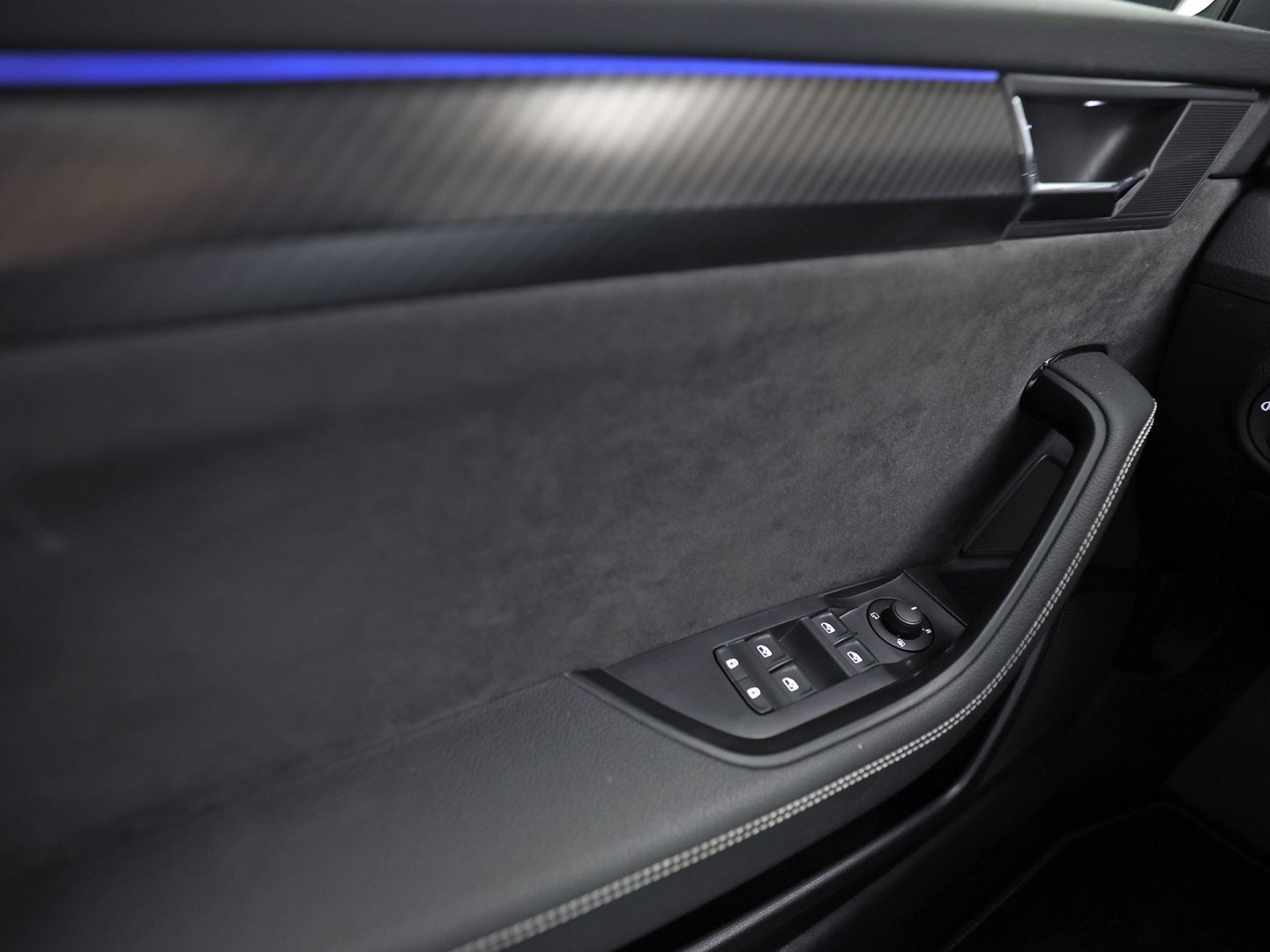 Škoda Superb Combi 1.4 TSI iV Sportline 218Pk Automaat (PANORAMADAK, 360 CAMERA, VIRTUAL COCKPIT, MEMORY SEATS, CANTON AUDIO, STOELVERWARMING, ADAPTIVE CRUISE, SFEERVERLICHTING, APPLE CARPLAY, NIEUWSTAAT)