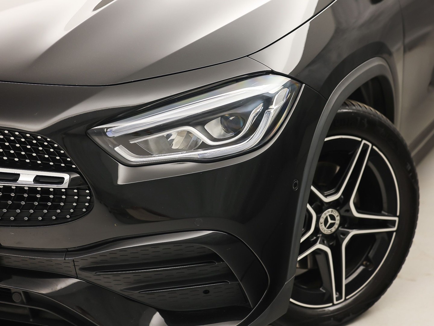 Mercedes-Benz GLA 200 AMG Sport 163Pk Automaat (PANORAMADAK, GROOT NAVI, SFEERVERLICHTING, CAMERA, SPORTSTOELEN, STOELVERWARMING, GETINT GLAS, NIEUWSTAAT)