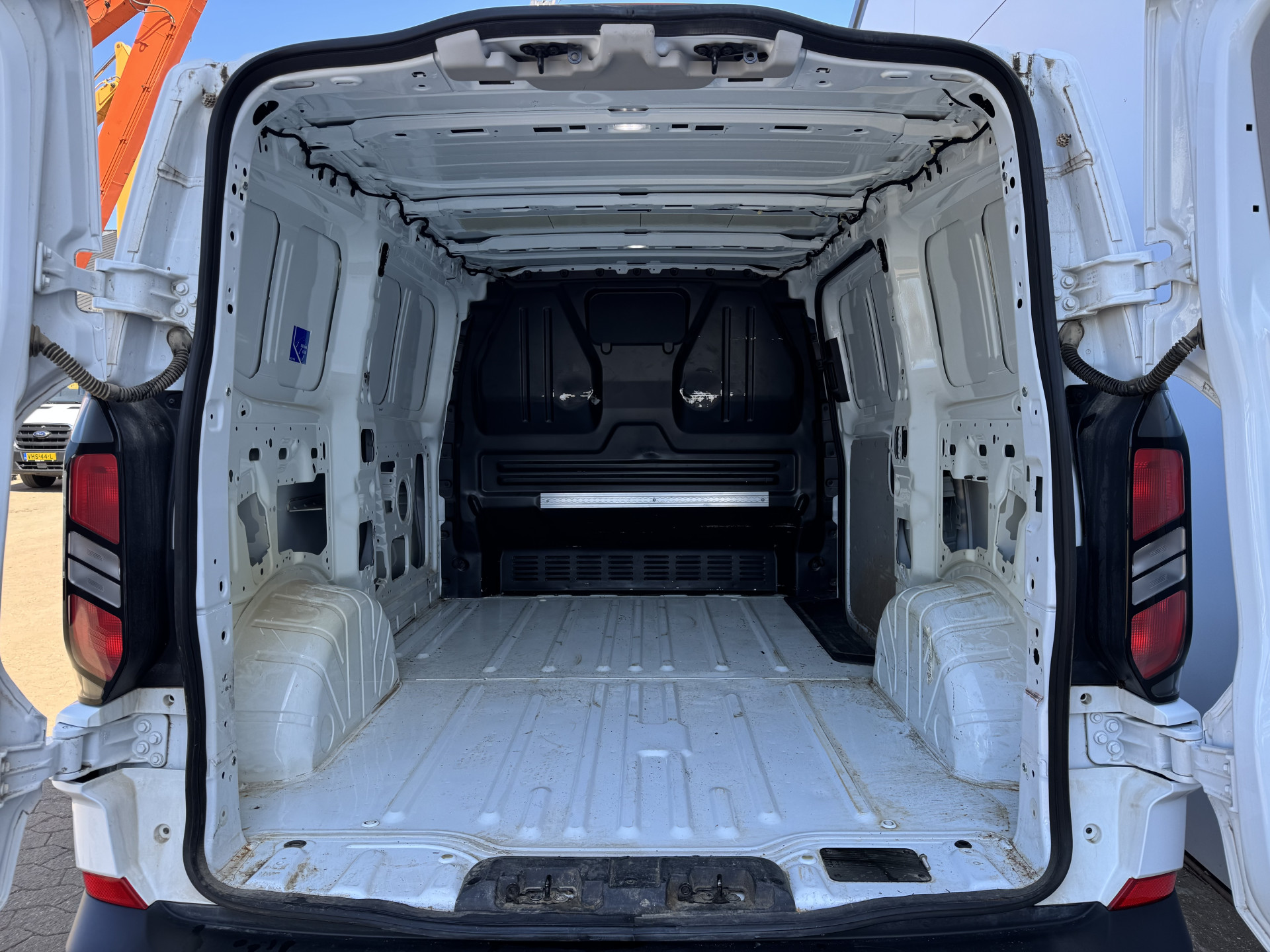 Ford Transit Custom 2.0 TDCI 140PK AWD Automaat L1 4x4 4WD LED Airco Carplay Camera Navigatie Parkeersensoren v+a Vierwielaandrijving