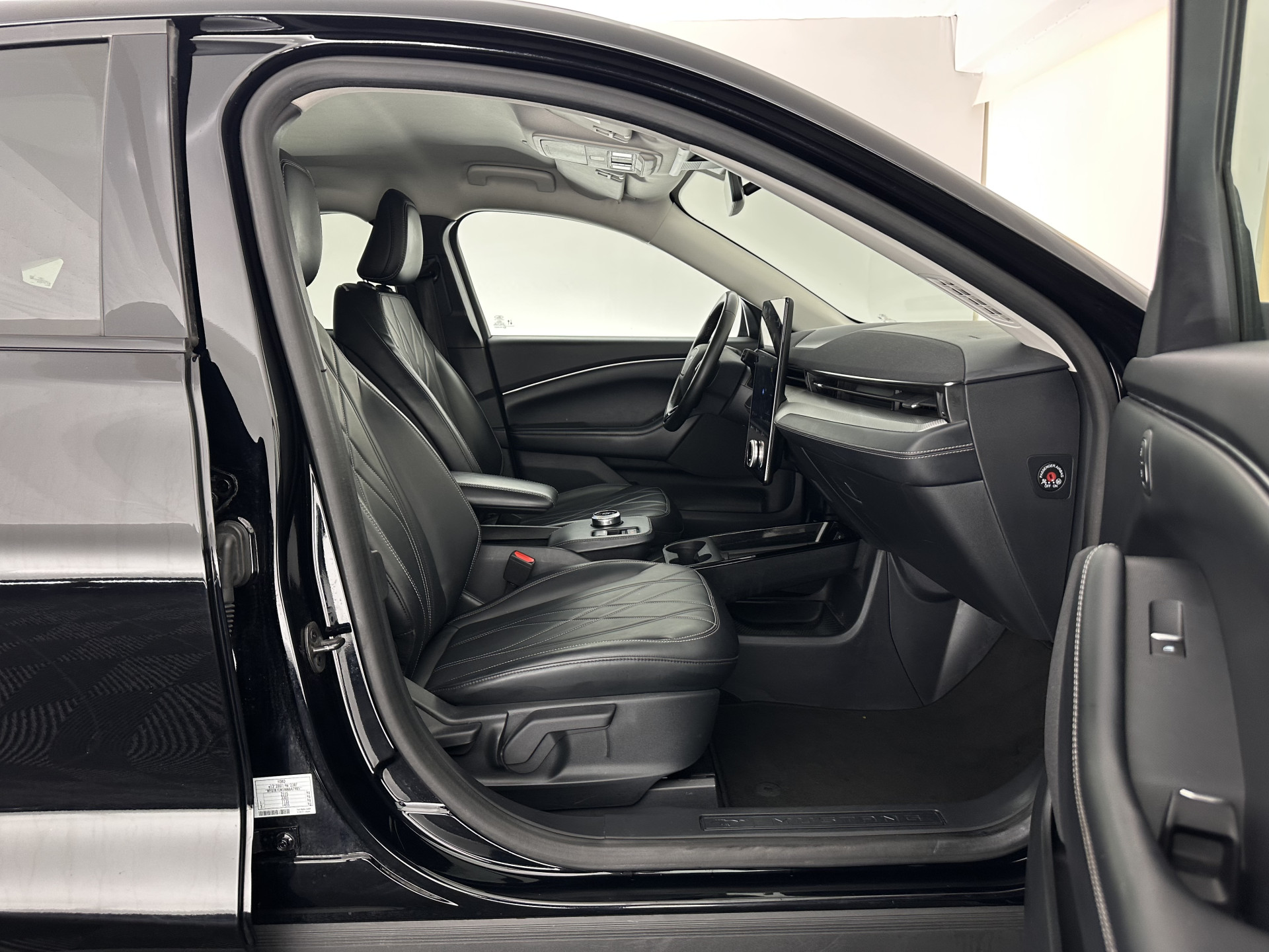 Ford Mustang Mach-E RWD 75 kWh [ 3-Fase-11kW] {SOH-89%} (INCL-BTW) *LEATHER | FULL-LED | DAB | DIGI-COCKPIT | KEYLESS | NAVI-FULLMAP | CARPLAY | HEATED-COMFORTSEATS | TOPVIEW | ADAPTIVE-CRUISE | PRIVACYGLASS | 18'' ALU*