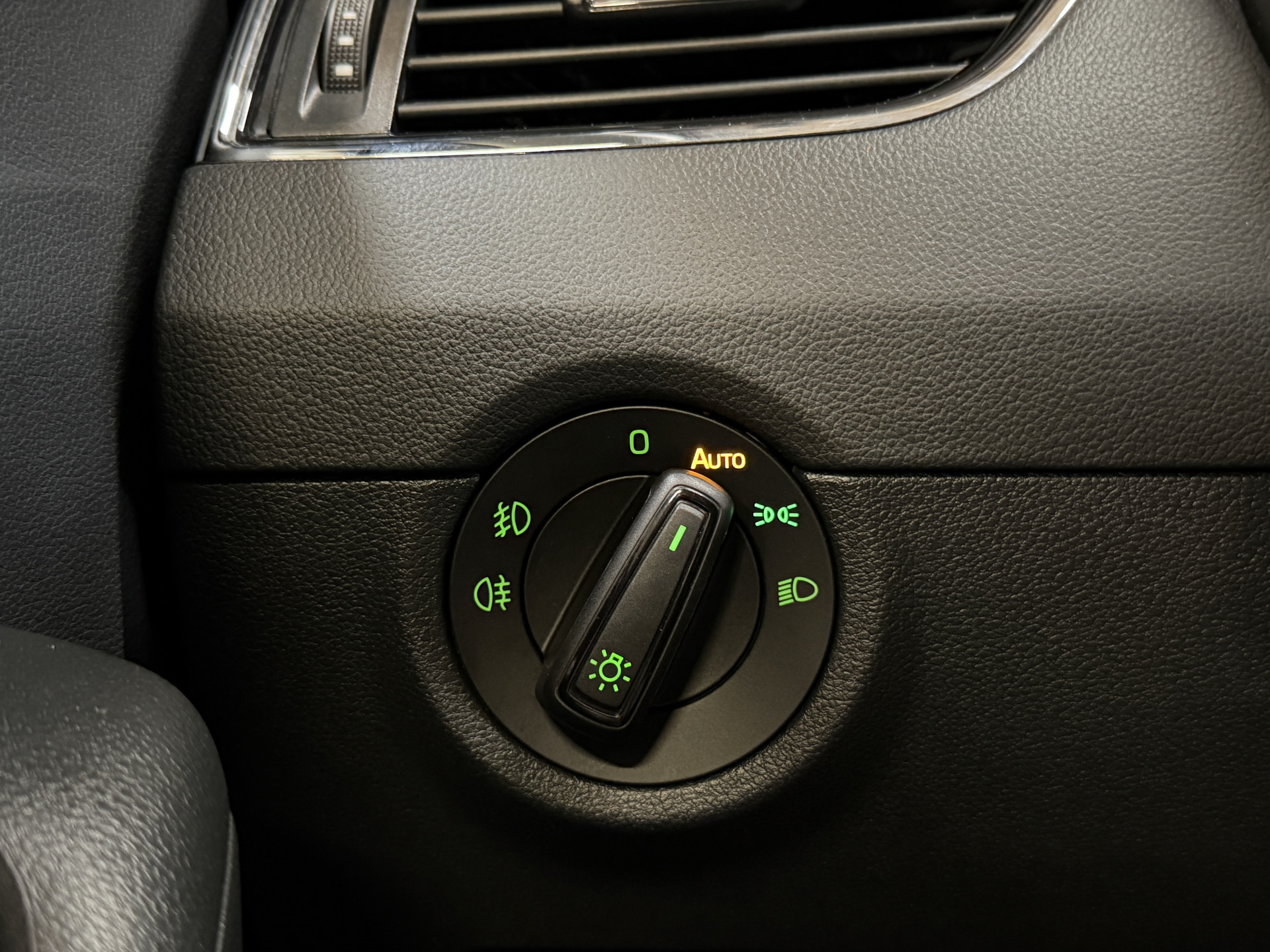 ŠKODA Octavia Combi 2.0 TSI 191PK Style Business | Leder | Adaptive cruise | Afn. trekhaak | Camera | Carplay | Dealer onderhouden