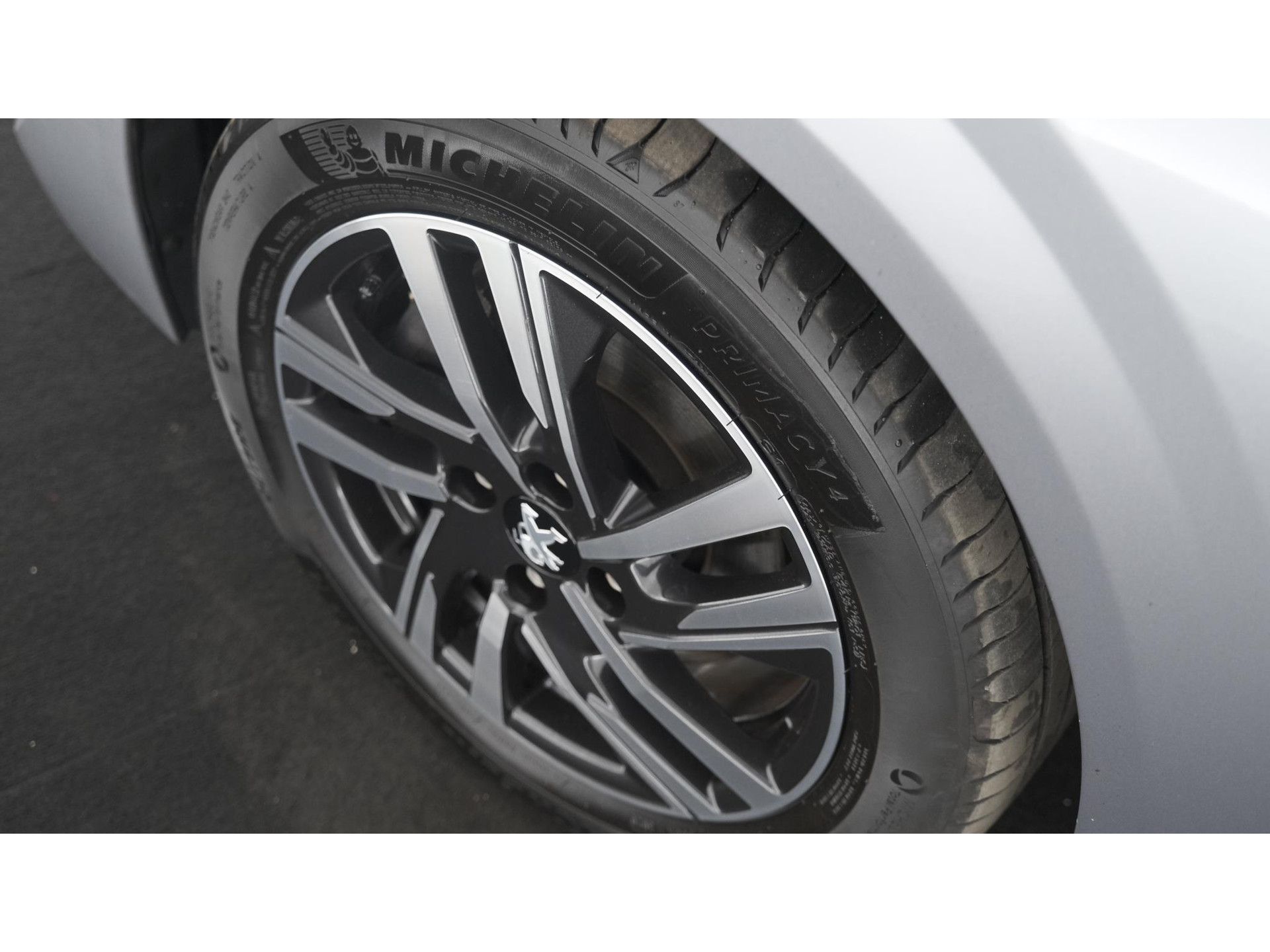Peugeot 208 PureTech 100 EAT8 Allure | Parkeersensoren | Stoelverwarming | Apple Carplay | Climate Control