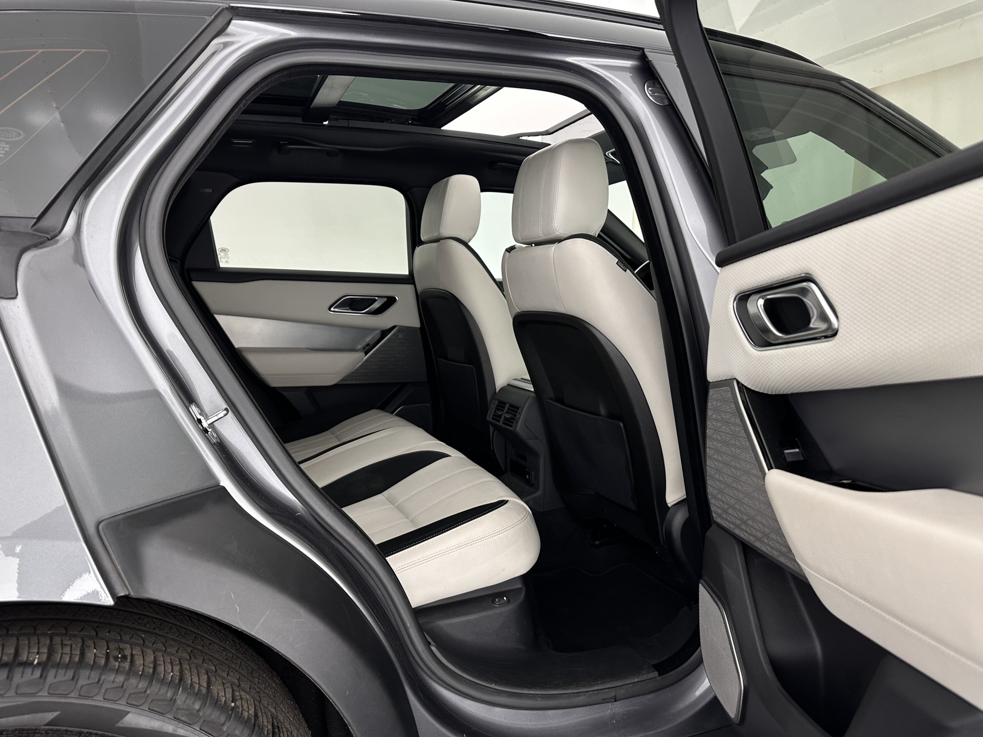 Land Rover Range Rover Velar 2.0 P300 Turbo AWD R-Dynamic HSE Aut. *PANO | HEAD-UP | LEATHER | MATRIX-LED | MEMORY-PACK | BLINDSPOT | MERIDIAN-SURROUND | DIGI-COCKPIT | CAMERA | KEYLESS | HEATED-COMFORTSEATS | PRIVACYGLASS | SHIFTPADDLES | TOWBAR | 22"A