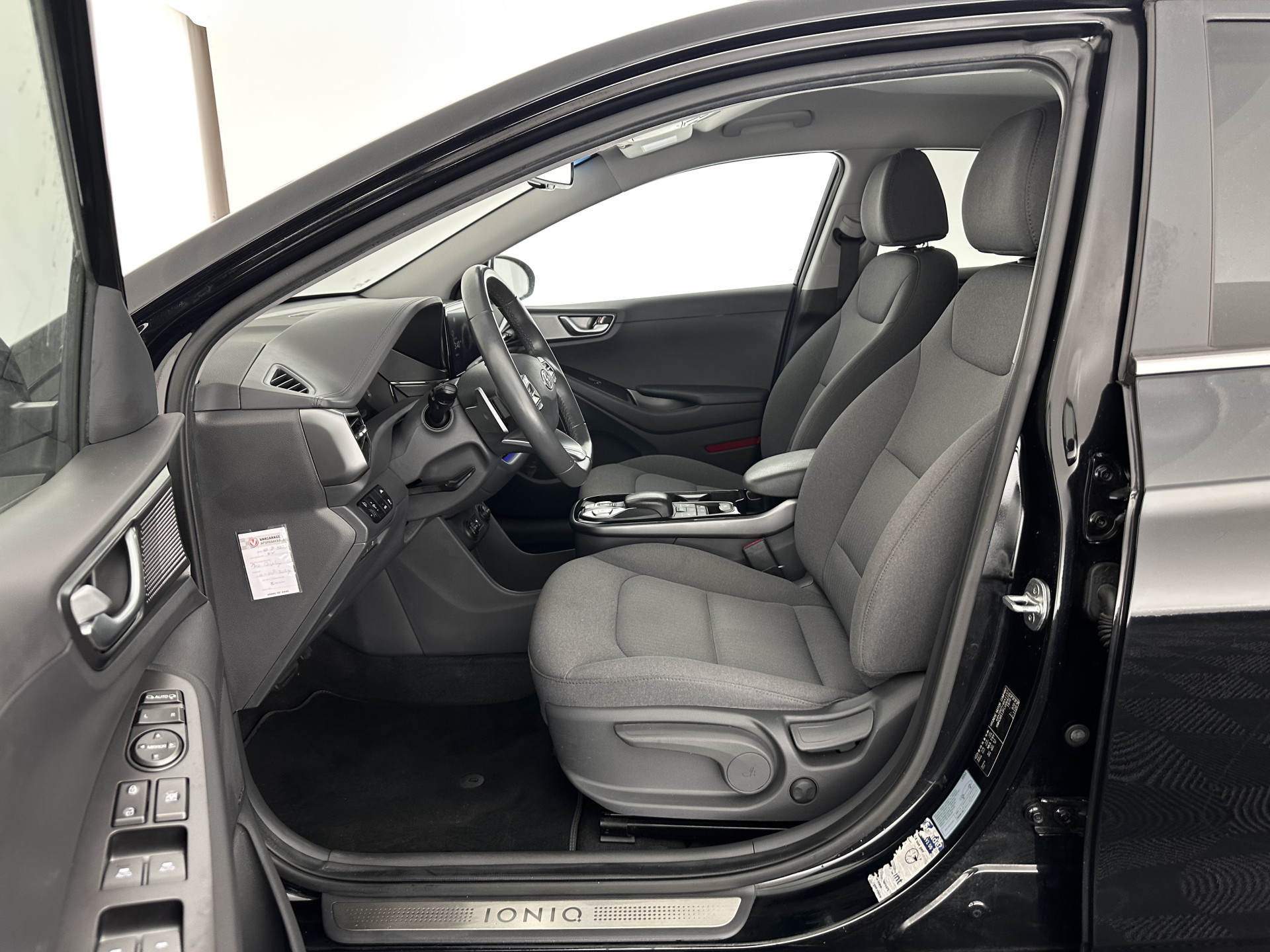 Hyundai IONIQ Comfort EV 38 kWh {SOH-100%} (INCL-BTW) *FULL-LED | ADAPTIVE-CRUISE | CAMERA | KEYLESS | DAB+ | NAVI-FULLMAP | HEATED-COMFORTSEATS | PRIVACYGLASS | ECC | AMBIENTLIGHT | DIGI-COCKPIT | SHIFTPADDLES | LANE-ASSIST | PDC | .