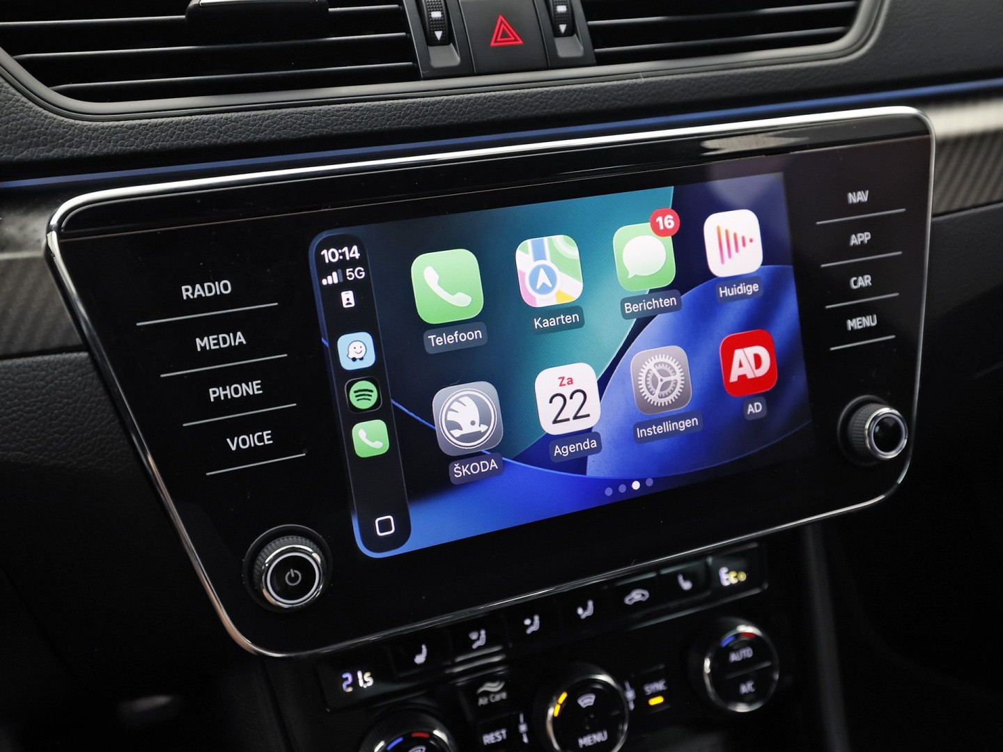 ŠKODA Superb Combi 1.4 TSI iV Sportline 218Pk Automaat (VIRTUAL COCKPIT, SOH 90,5%, APPLE CARPLAY, MEMORY SEATS, STOELVERWARMING ACHTER, GETINT GLAS, ADAPTIVE CRUISE, SFEERVERLICHTING, NIEUWE APK, NIEUWSTAAT)