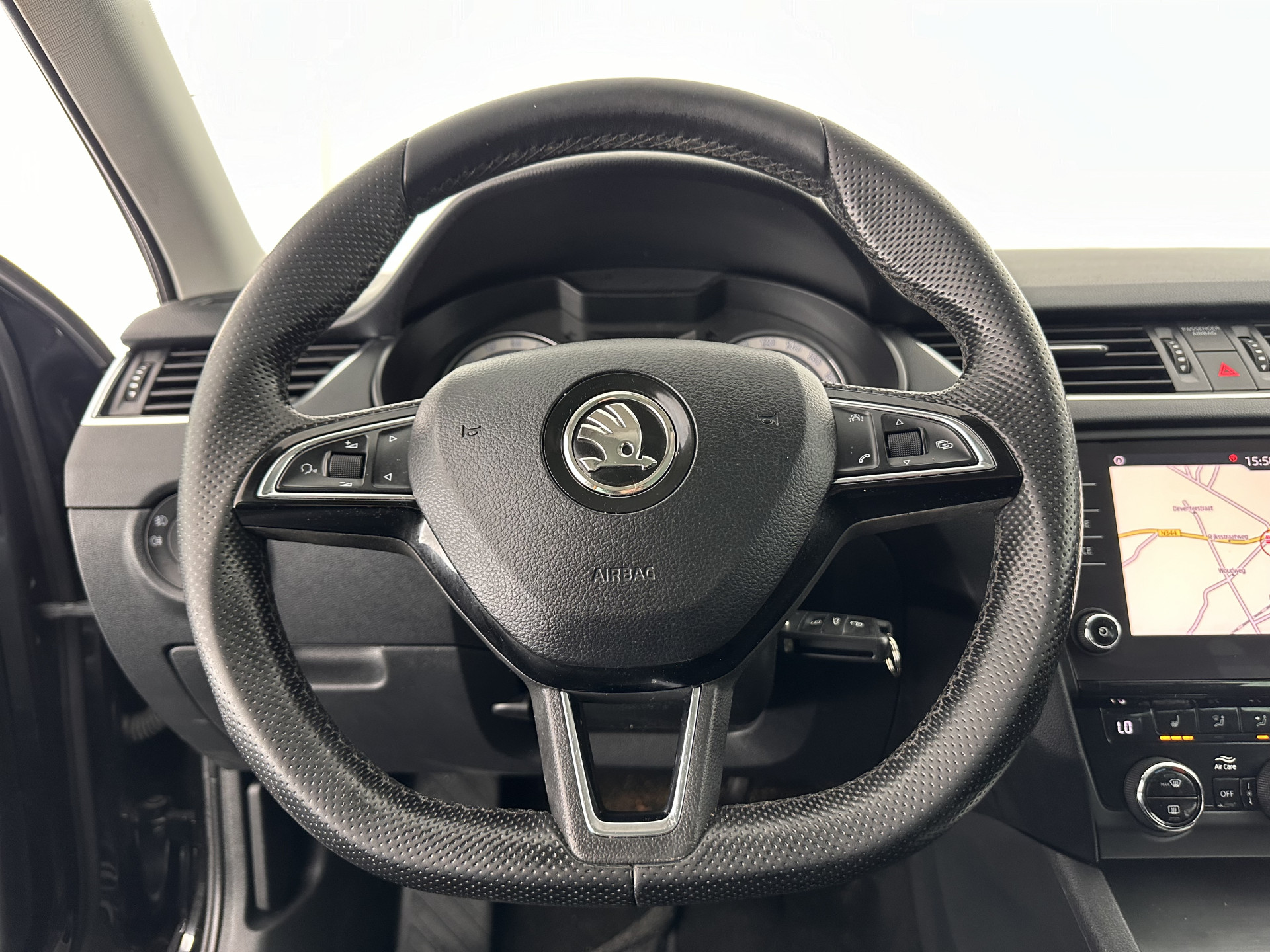 ŠKODA Octavia Combi 1.6 TDI Greentech Clever Edition Aut. *LEATHER-FABRIC | NAVI-FULLMAP | COMFORT-SEATS | DAB+ | HEATED-SEATS | AMUNDSEN-AUDIO | ECC | SHIFT-PADDLES | PARKPILOT | CRUISE | TOWBAR | 16''ALU *