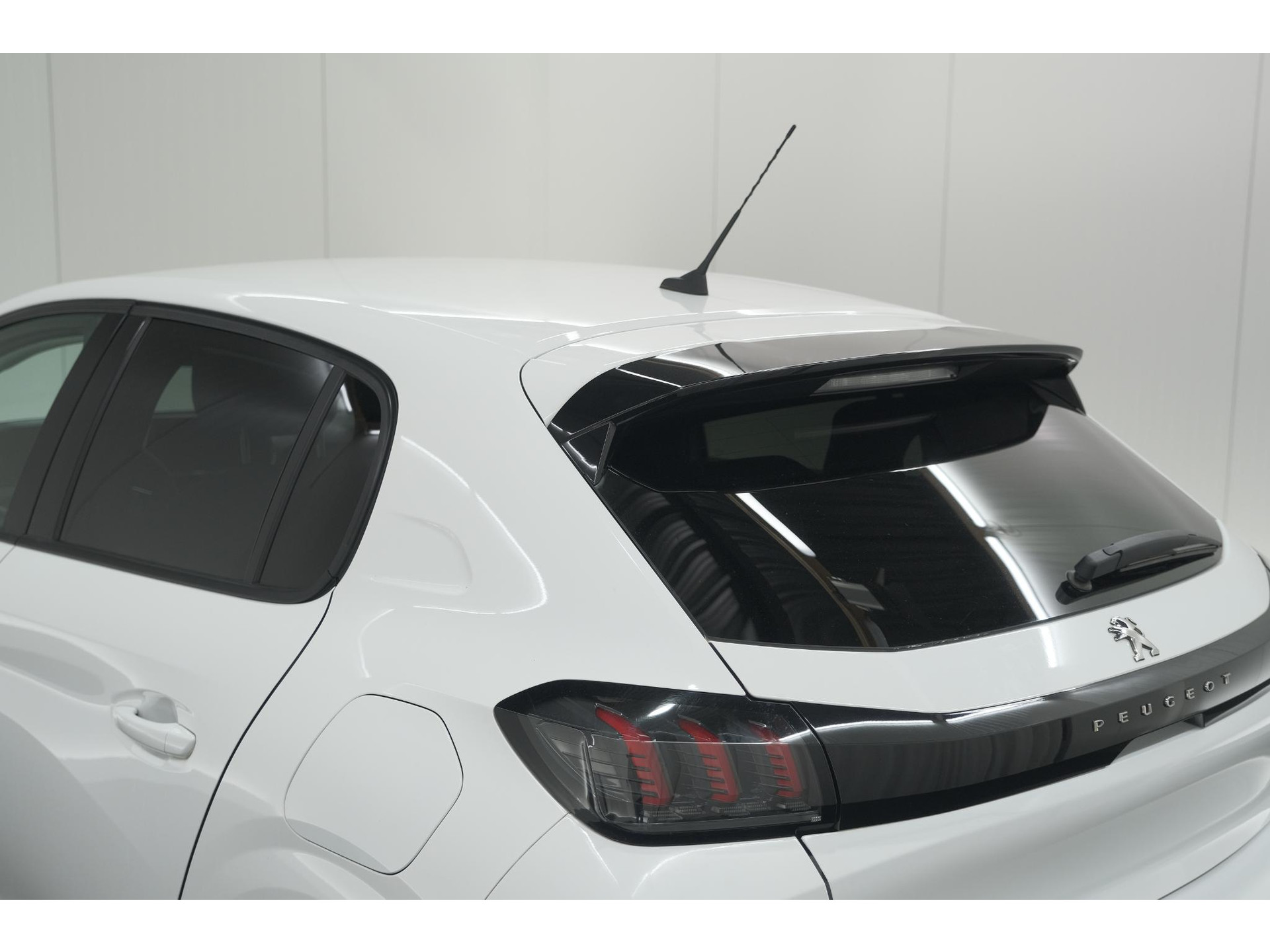 Peugeot 208 PureTech 100 PK Allure | Apple Carplay | Parkeersensoren | Lichtmetalen velgen